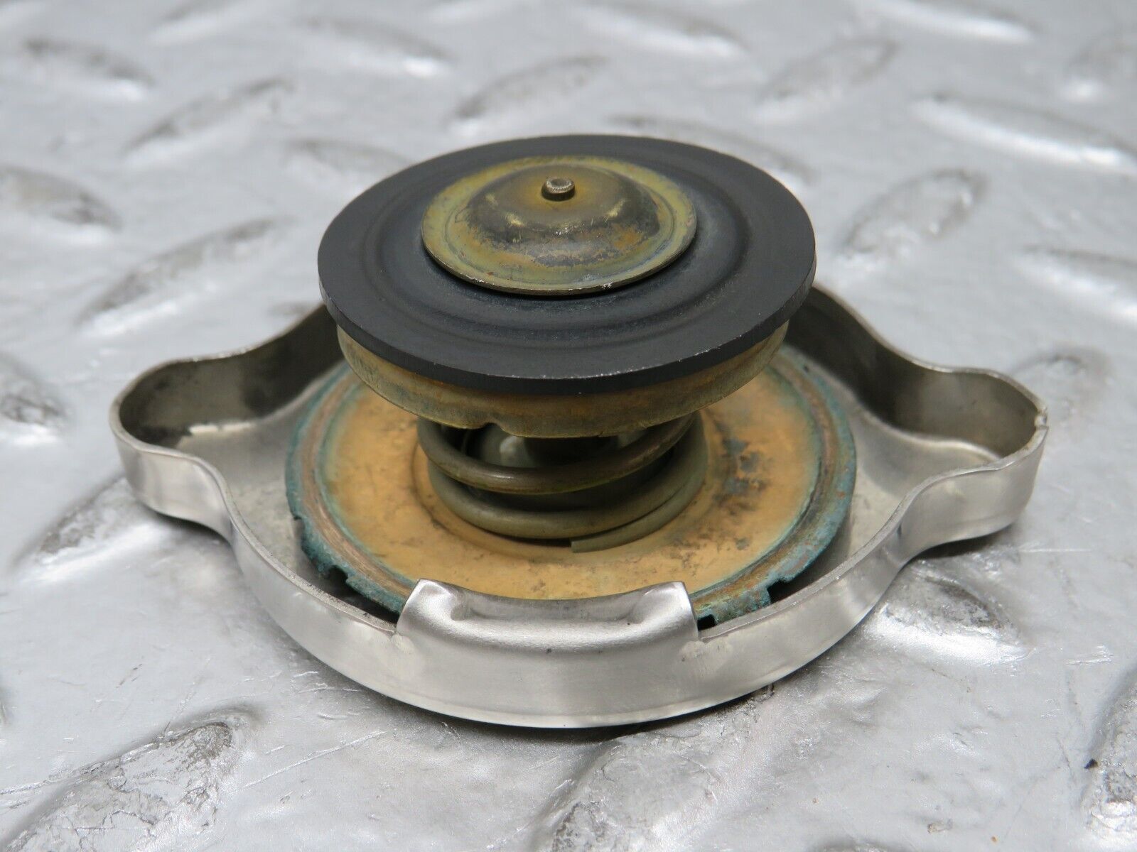 26993 Mercedes-Benz W123 240D Radiator Cap Behr 1235010015