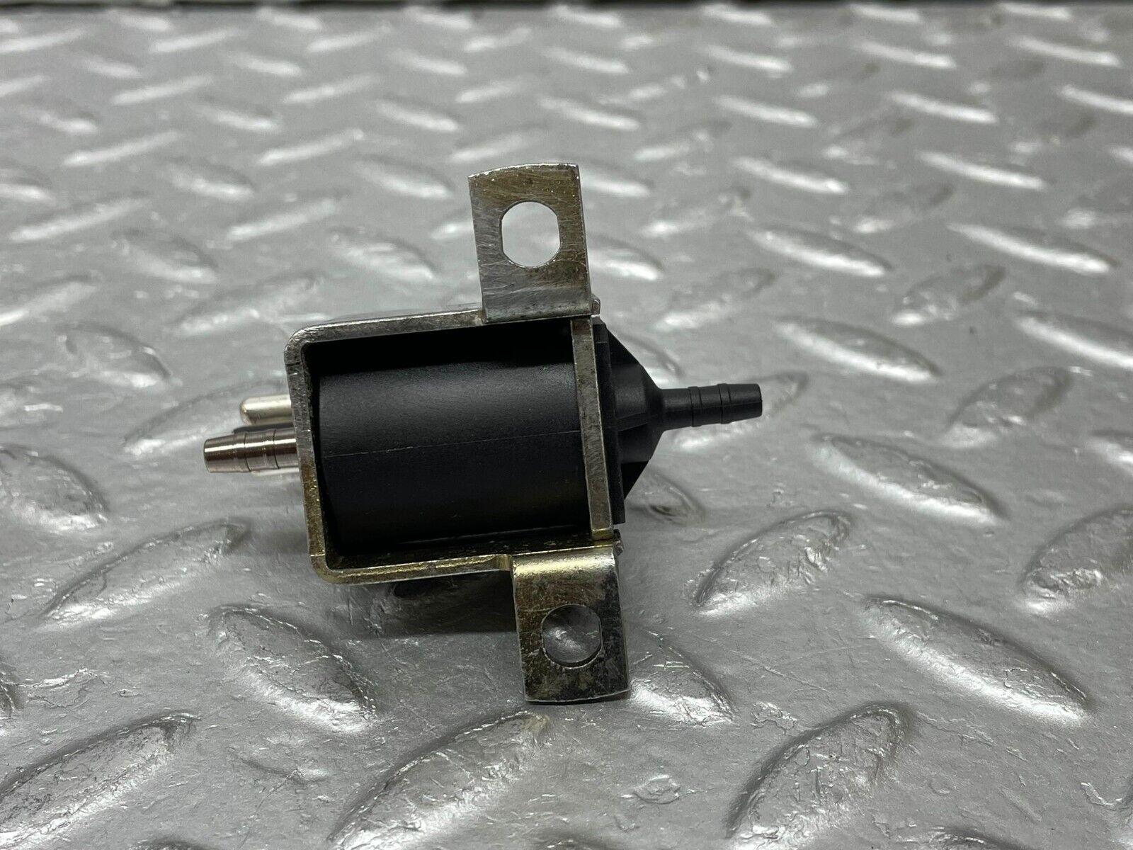 37965 Mercedes-Benz A124 320E Cabriolet Vacuum Control Valve 0015408697