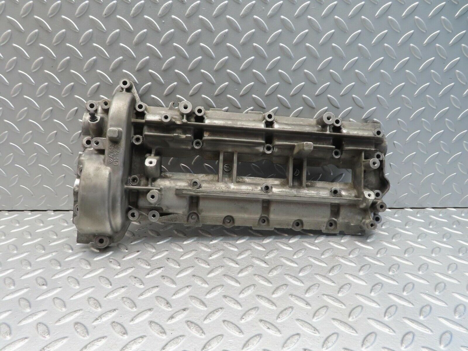 11324 Mercedes-Benz W221 S320 Cylinder Head Valve Cover Left Side 6420101230