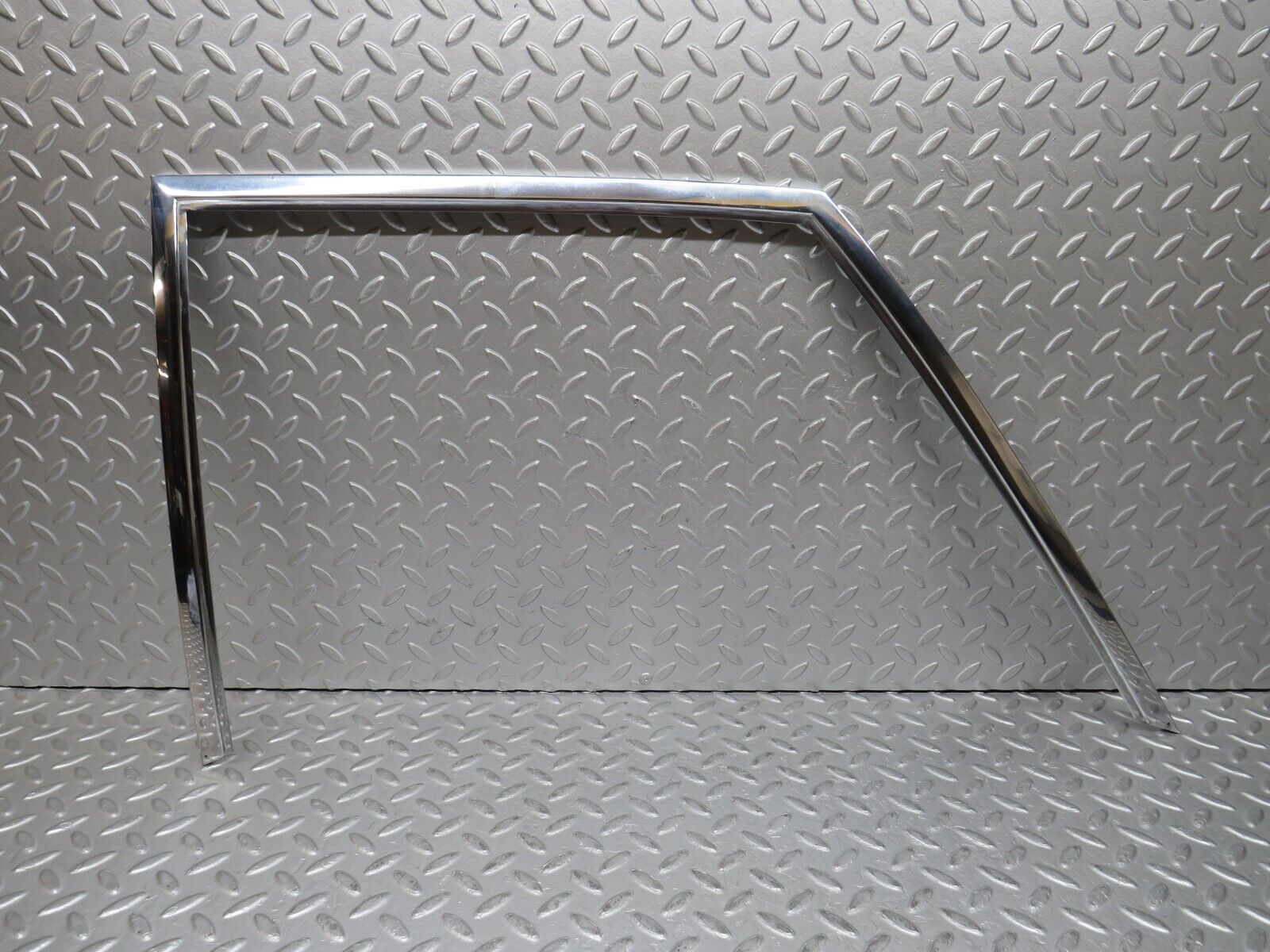 37316 Mercedes-Benz W109 300SEL Front Right Door Chrome Window Frame