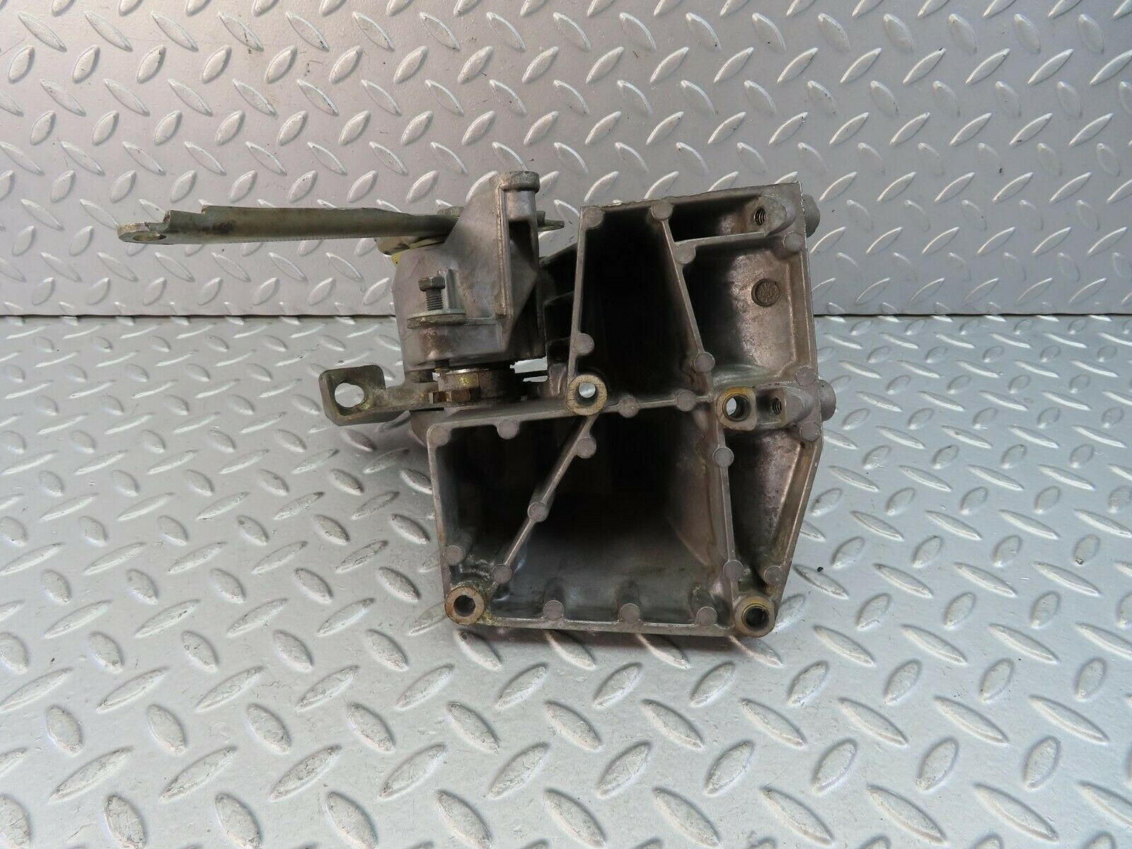 9509 Mercedes-Benz C124 300CE Coupe Power Steering Pump Bracket 1264660641