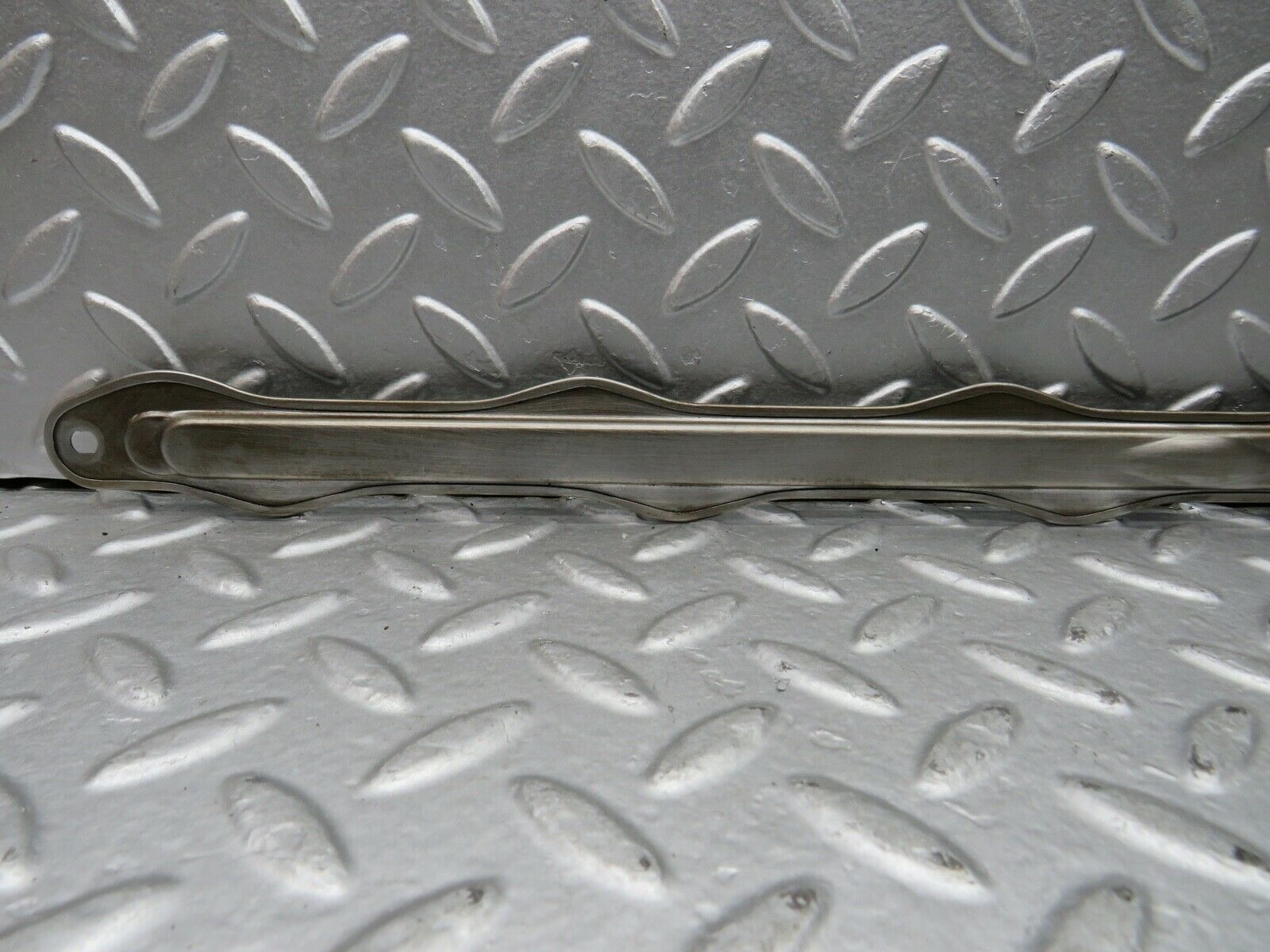 21753 Mercedes-Benz W126 300SE Camshaft Oil Tube