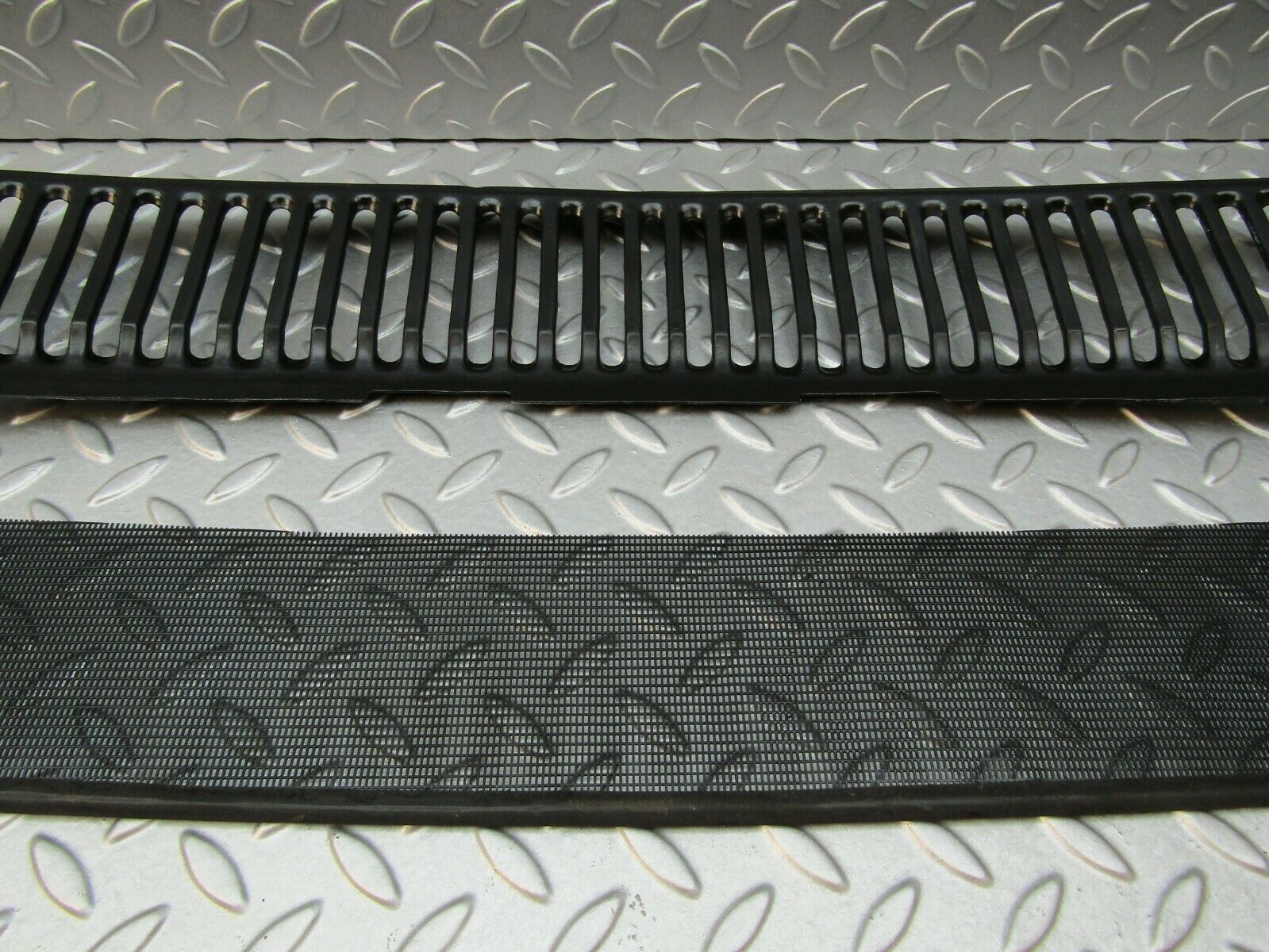 3344 Mercedes-Benz W115 220D External Air Ventilation Grille