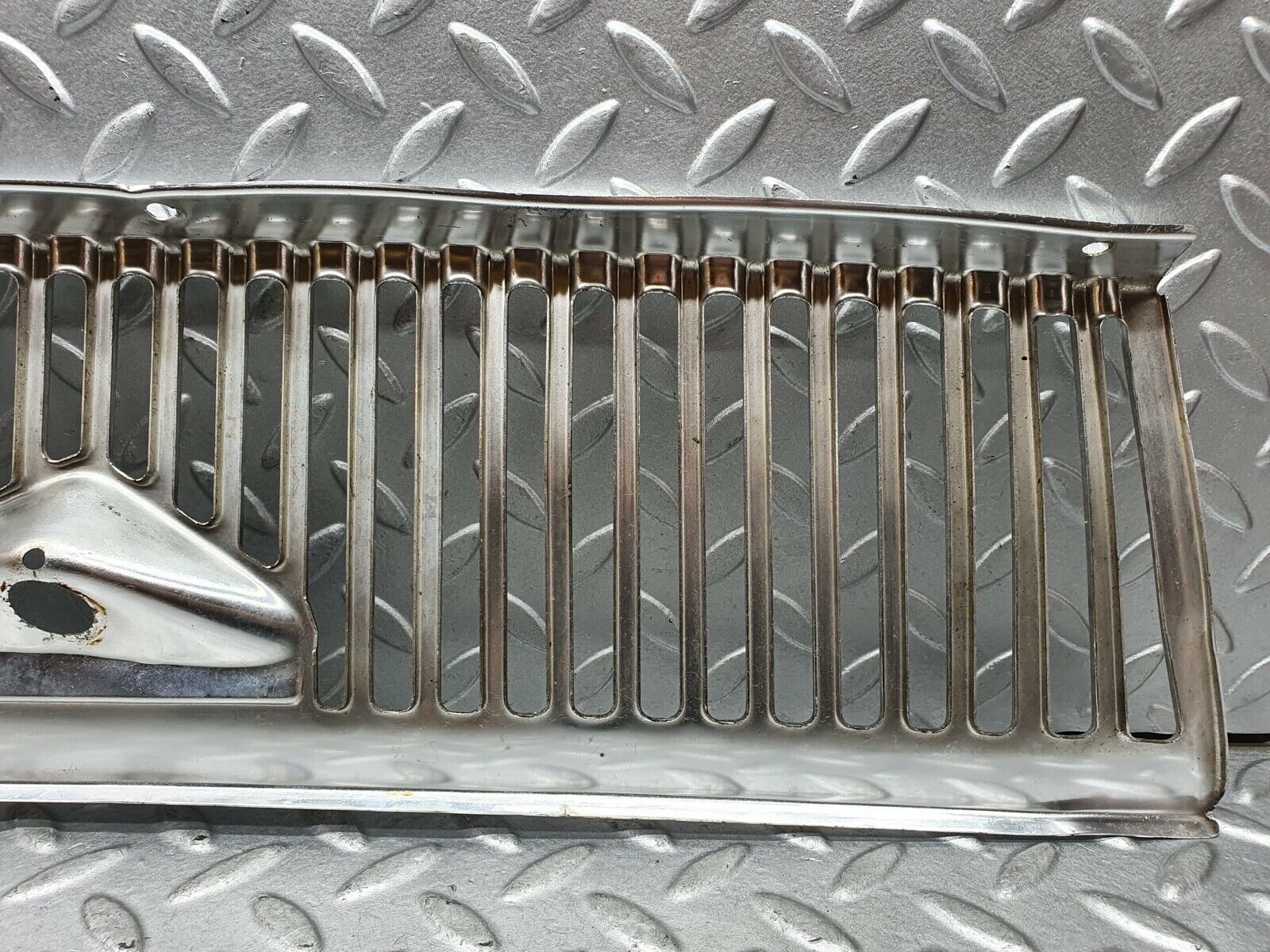 0160 Mercedes-Benz W116 350SE Air Intake Grill Chrome