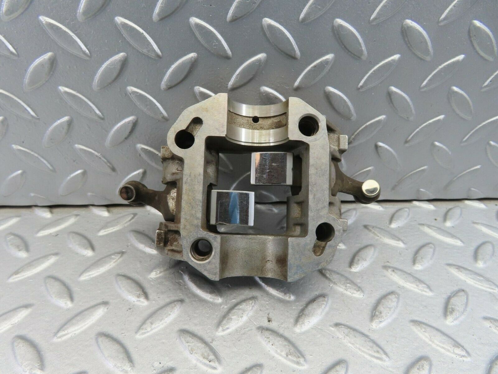 10076 Mercedes-Benz C123 230CE Coupe Rocker Arms Camshaft Bearing Block 1020510010