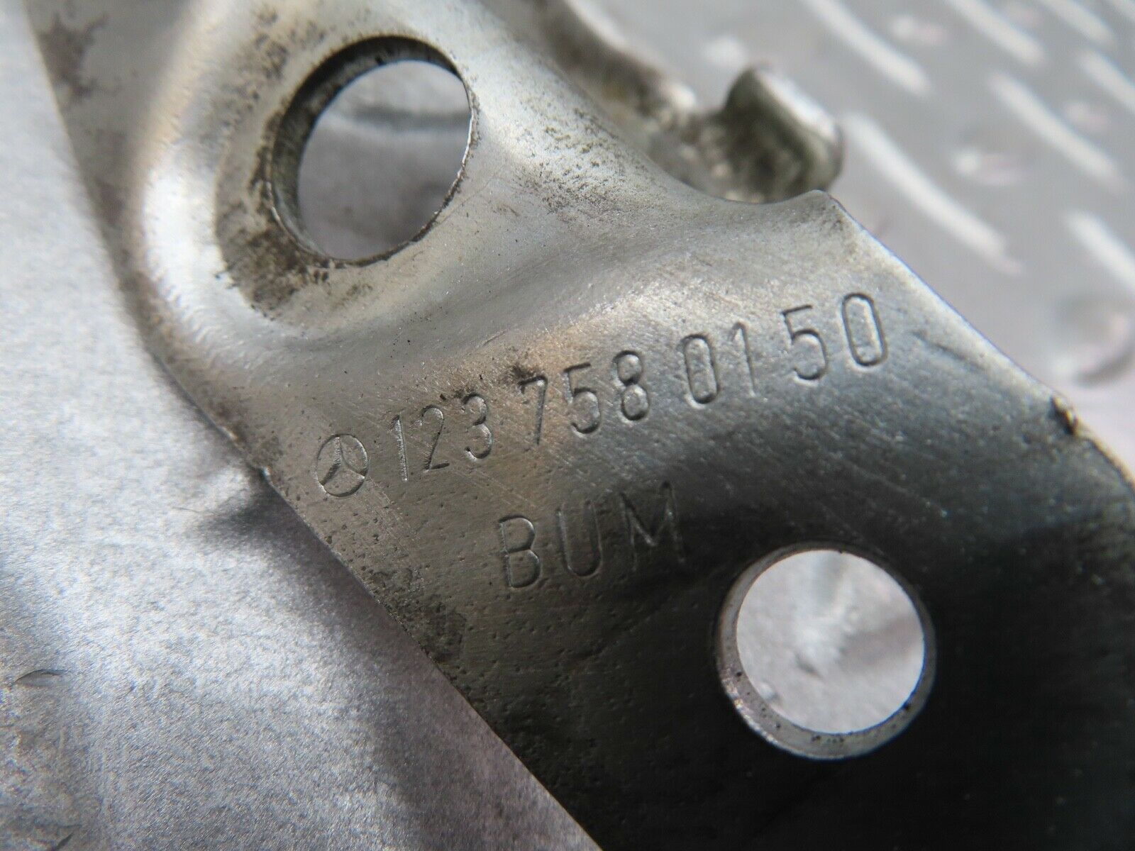 17010 Mercedes-Benz C123 280CE Coupe Trunk Lock Latch 1237580150