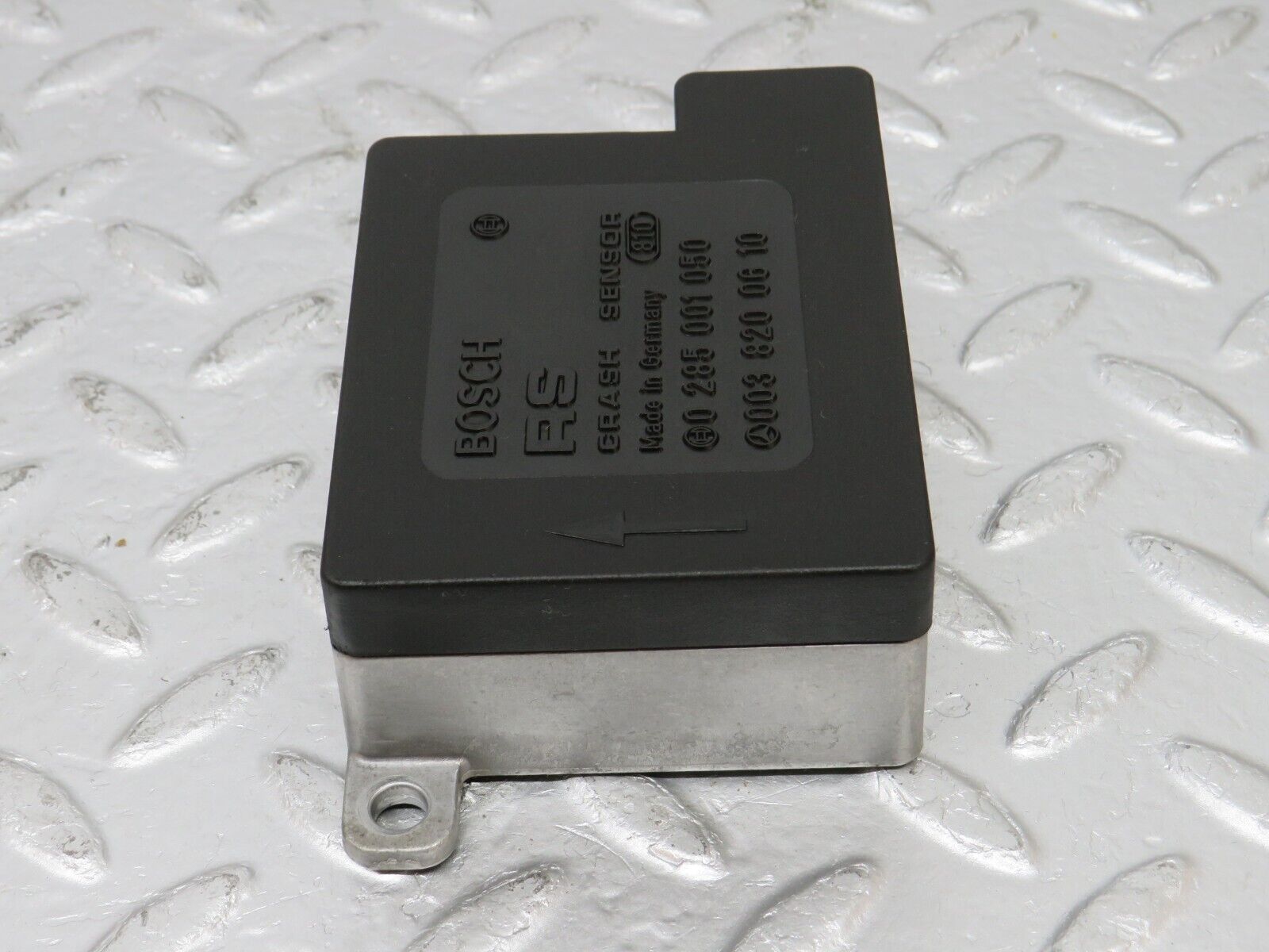 33717 Mercedes-Benz W201 190E 2.0L Crash Sensor 0038200610 0285001050