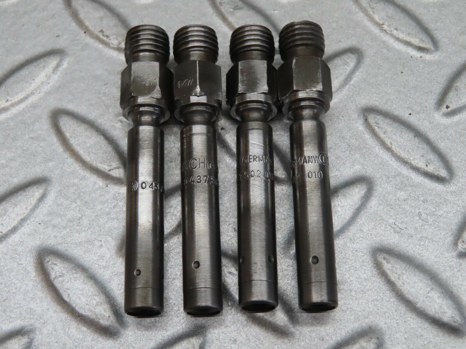 14401 Mercedes-Benz W116 350SE 4x Fuel Injectors Bosch  0437502010