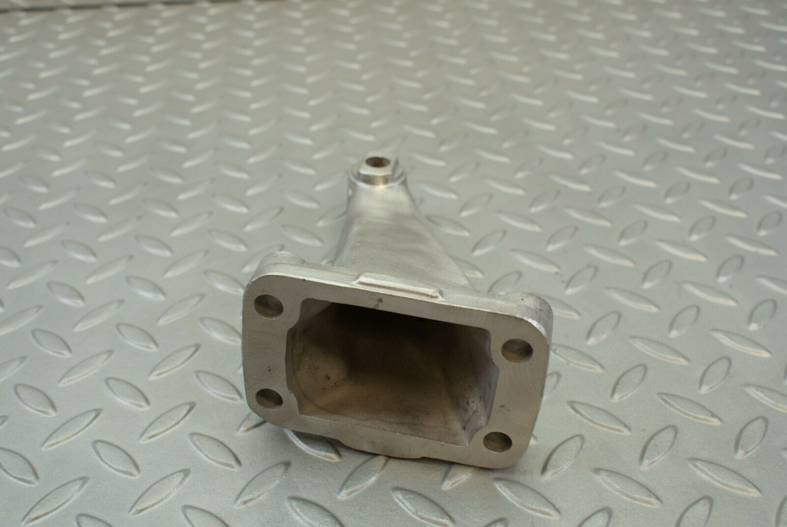 3070 Mercedes-Benz W115 220D Engine Mount Bracket Right Side 1152230504