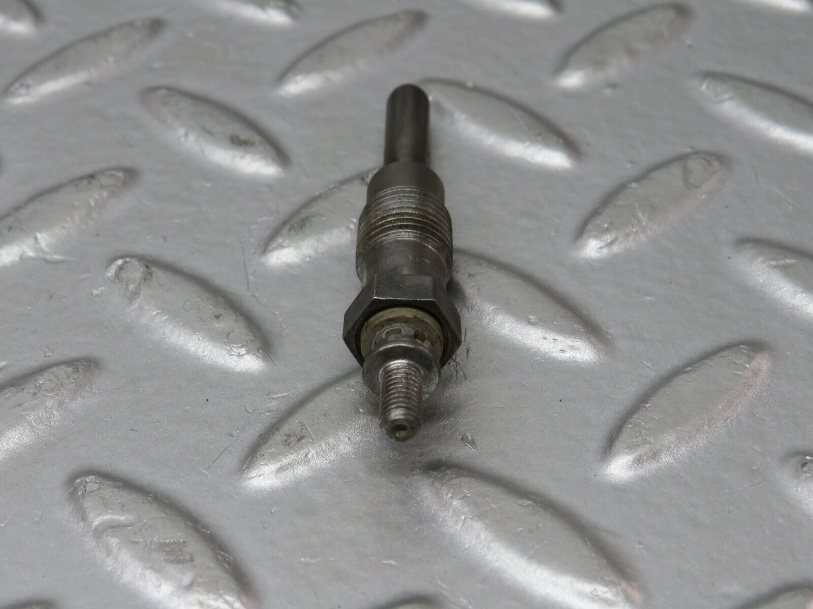 32897 Mercedes-Benz W123 300D Glow Plug Bosch Y-902R 046