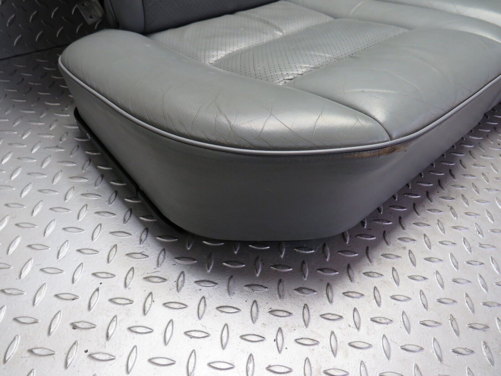 31422 Mercedes-Benz S124 220TE Wagon Rear Seat Leather Grey