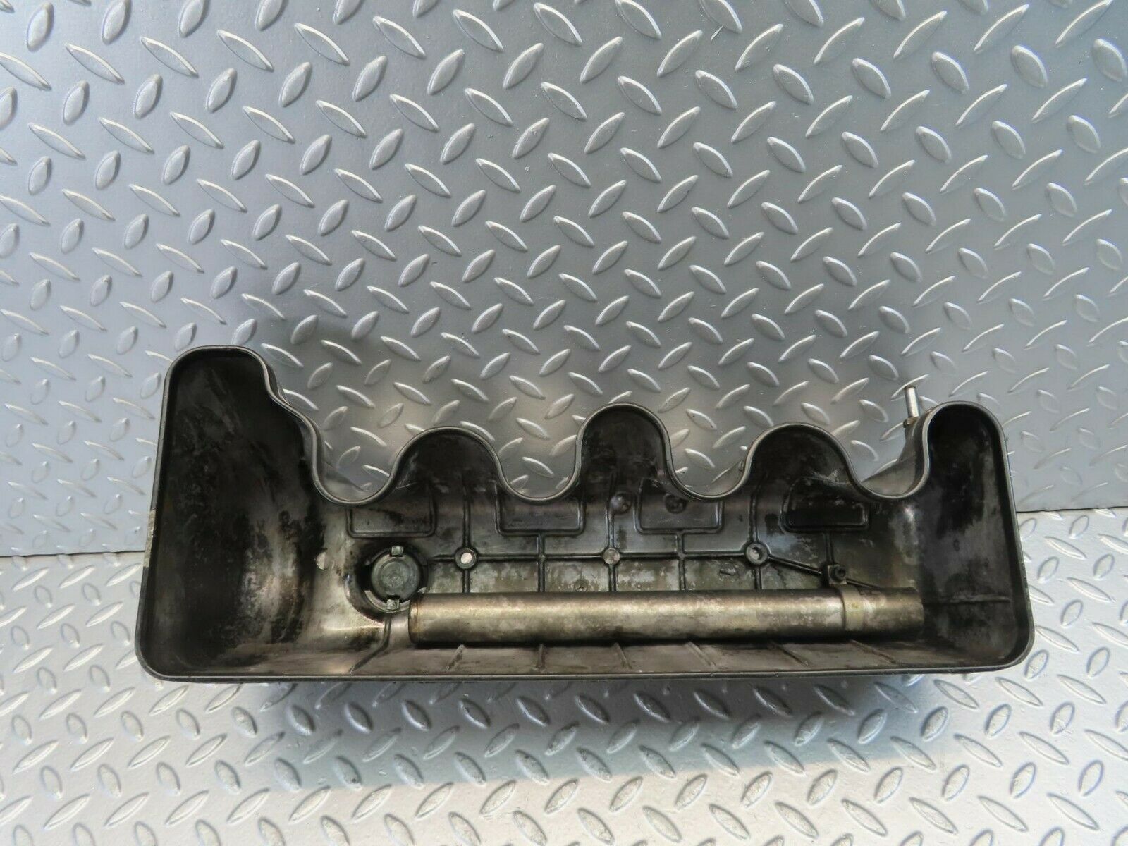 10949 Mercedes-Benz W115 220D Cylinder Head Valve Cover 6150160205