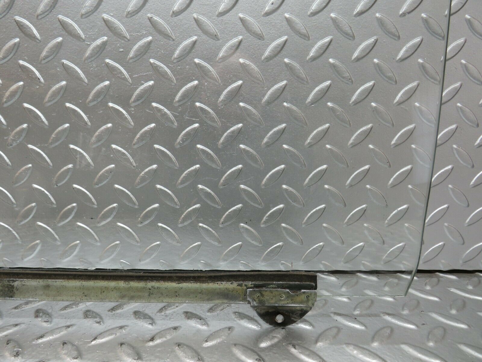 23652 Mercedes-Benz W114 280E Front Left Door Window Glass