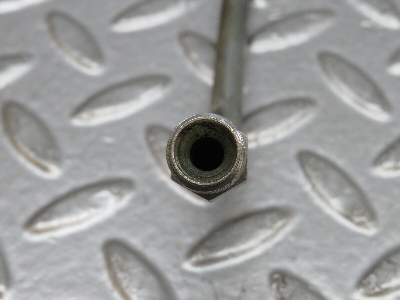 36309 Mercedes-Benz W126 420SE Oil Pipe Line