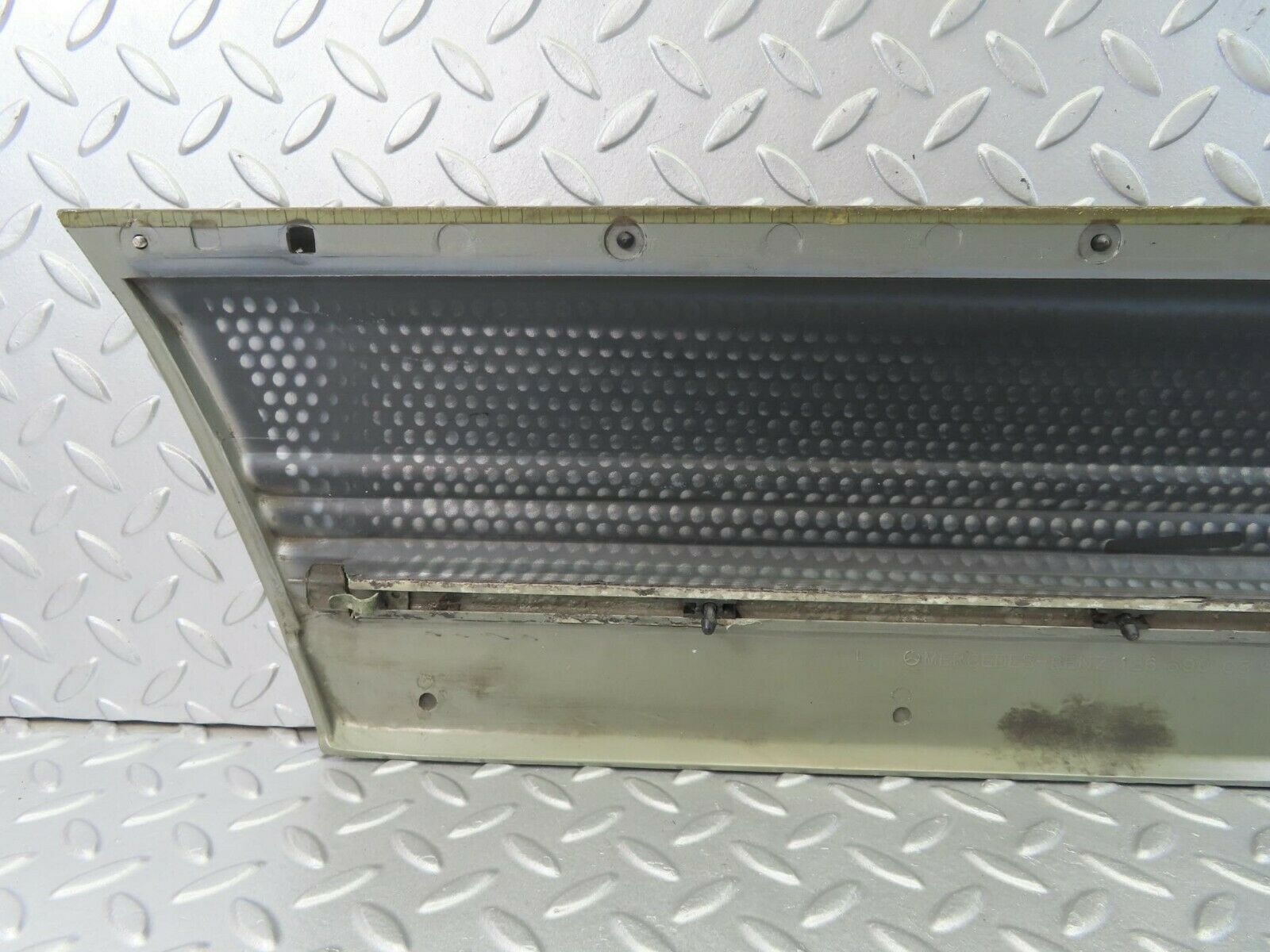 8875 Mercedes-Benz W126 Rear Left Door Moulding 1266900540