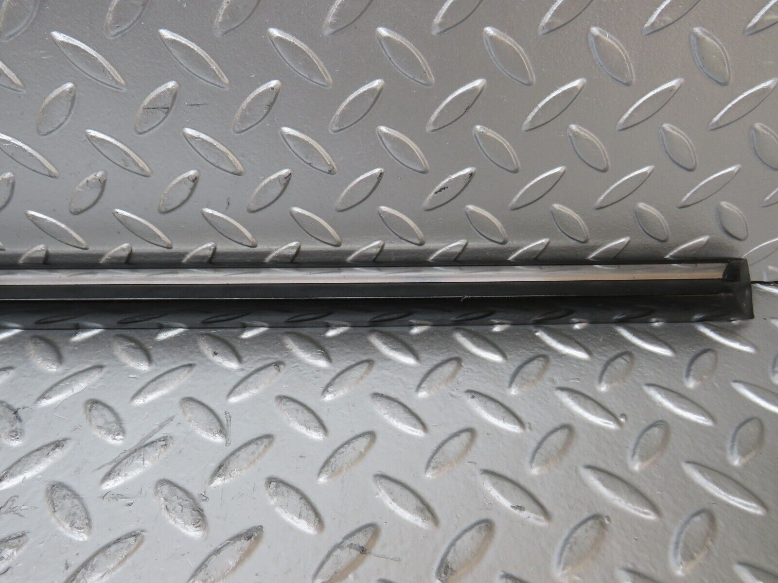 26294 Mercedes-Benz W116 450SE Front Right Door Moulding Trim