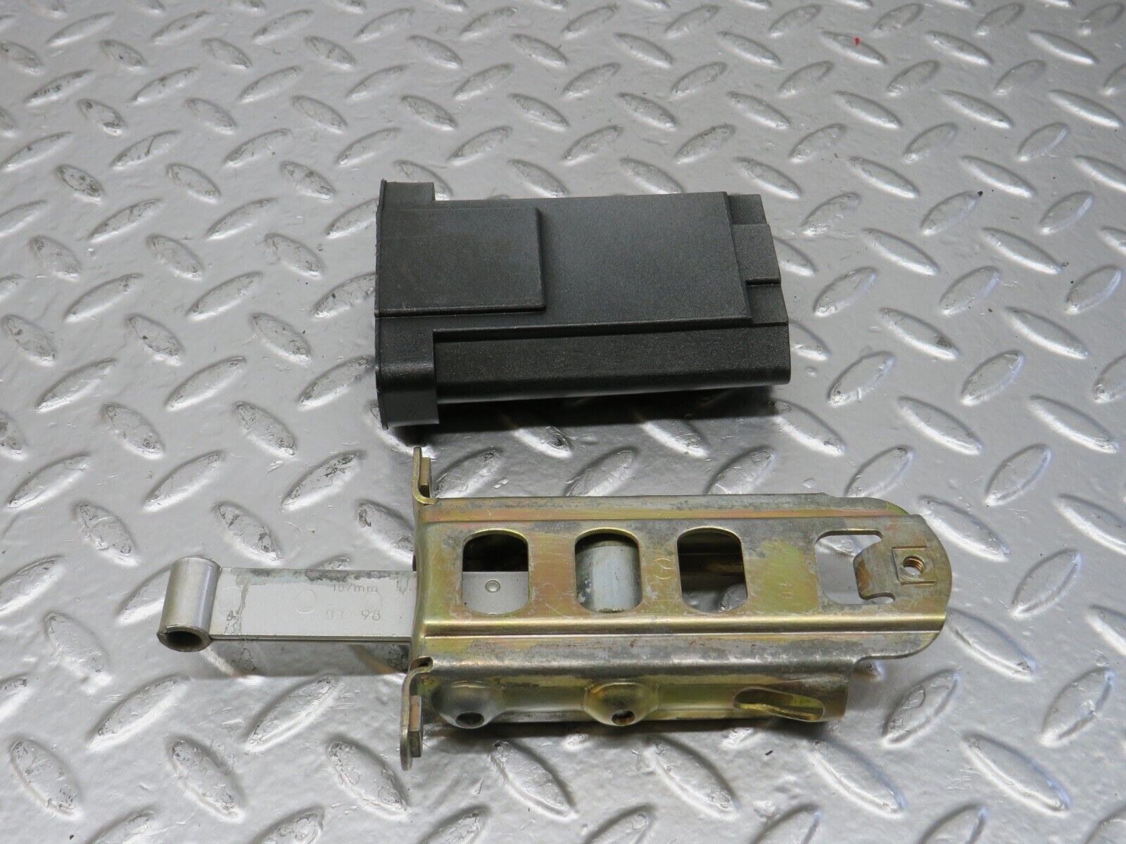 24751 Mercedes-Benz W140 S320 Rear Door Safety Check Strap