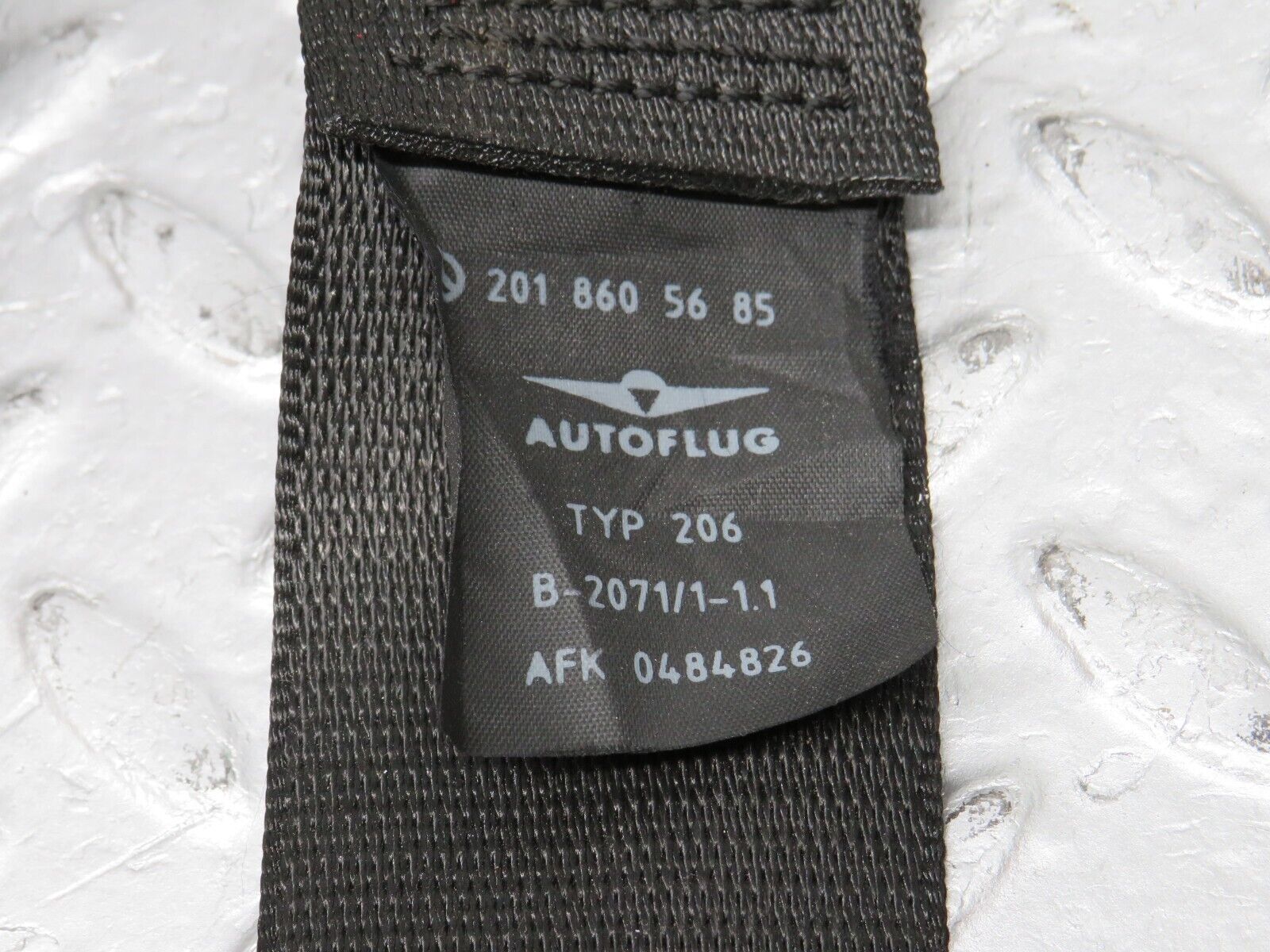 39057 Mercedes-Benz W201 190E 2.6L Rear Seat Belt Set With Buckles L & R 2018604285 2018605685 2018606069