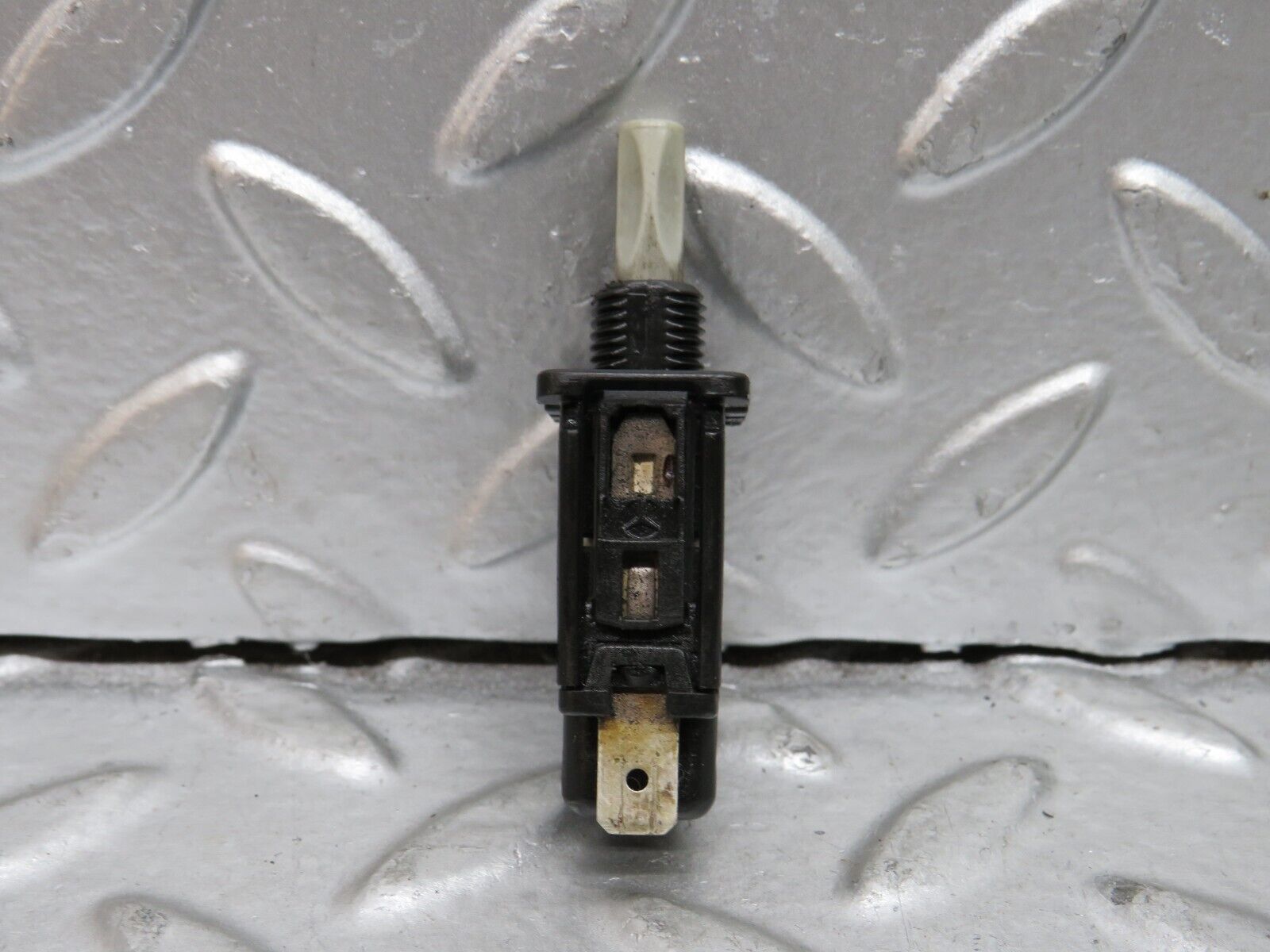 29168 Mercedes-Benz C124 320CE Door Contact Switch With Bracket 2018202110