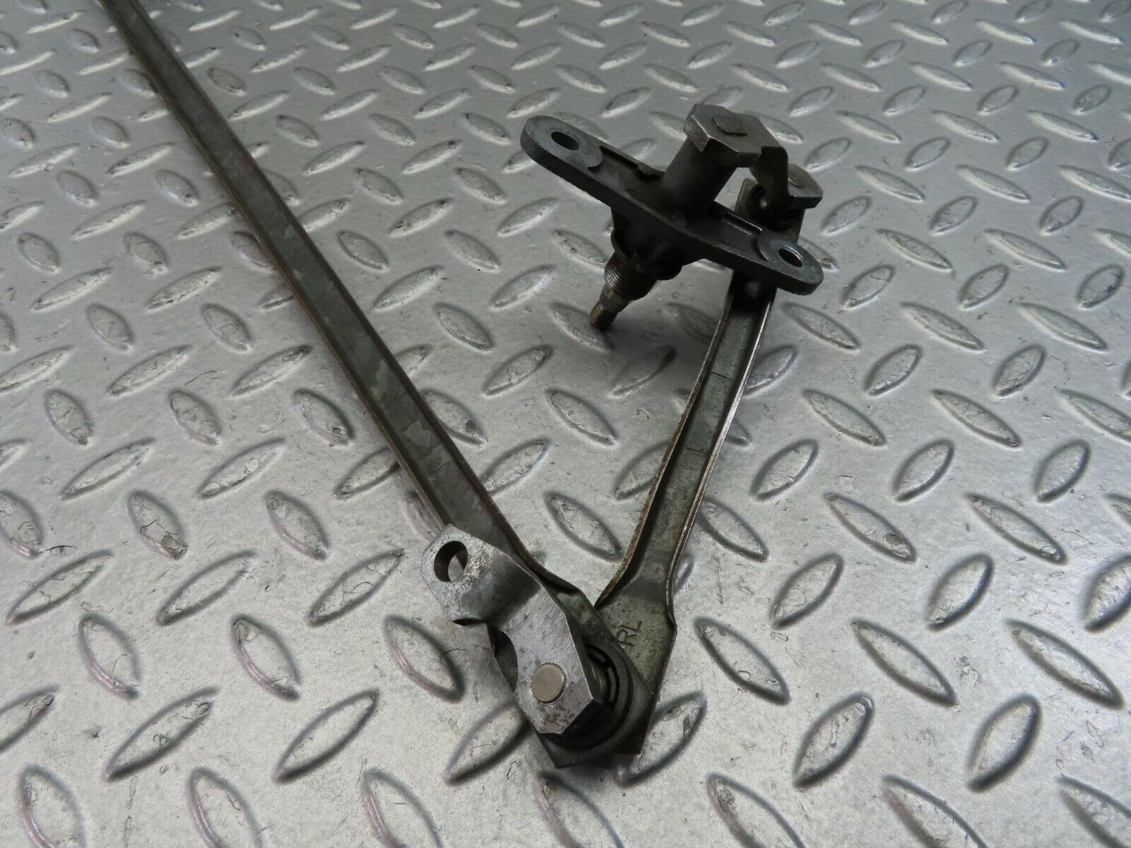 9720 Mercedes-Benz C123 280CE Coupe Windscreen Wiper Linkage