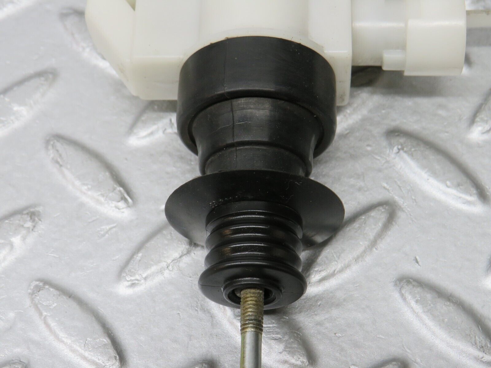 36150 Mercedes-Benz W126 420SE Front Left Door Lock Vacuum Actuator