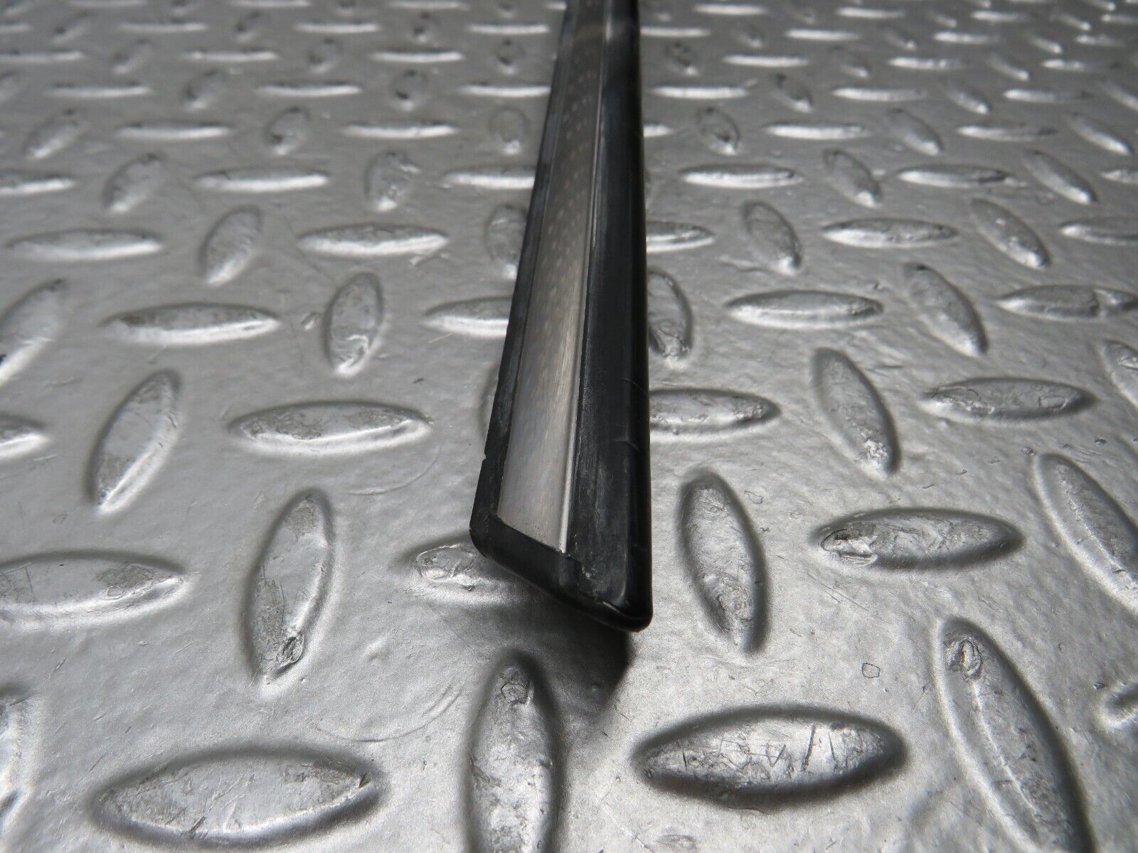 28620 Mercedes-Benz W123 280E Front Right Fender Wing Centre Moulding Trim