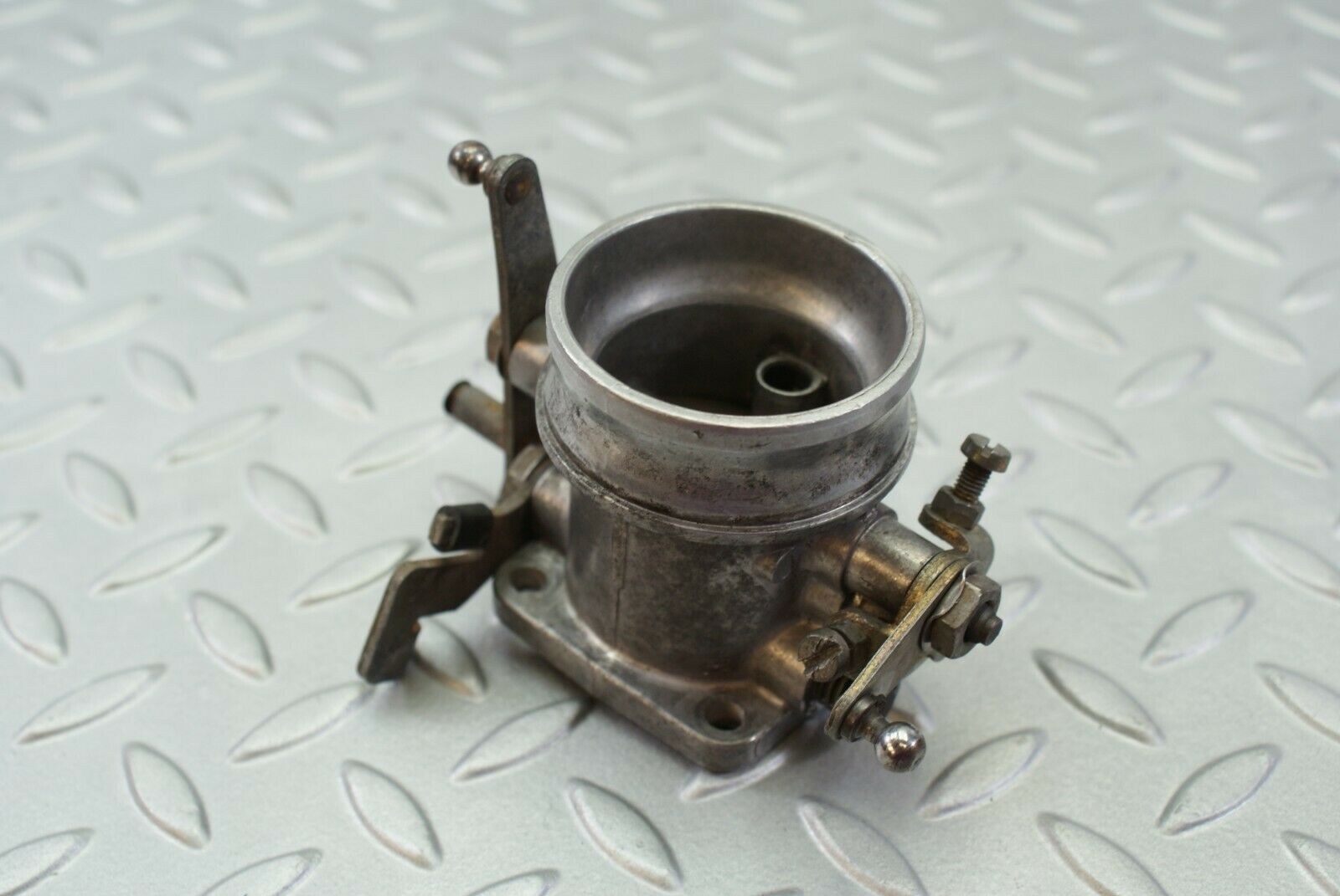 3082 Mercedes-Benz W115 220D Throttle Body Valve 6150710206