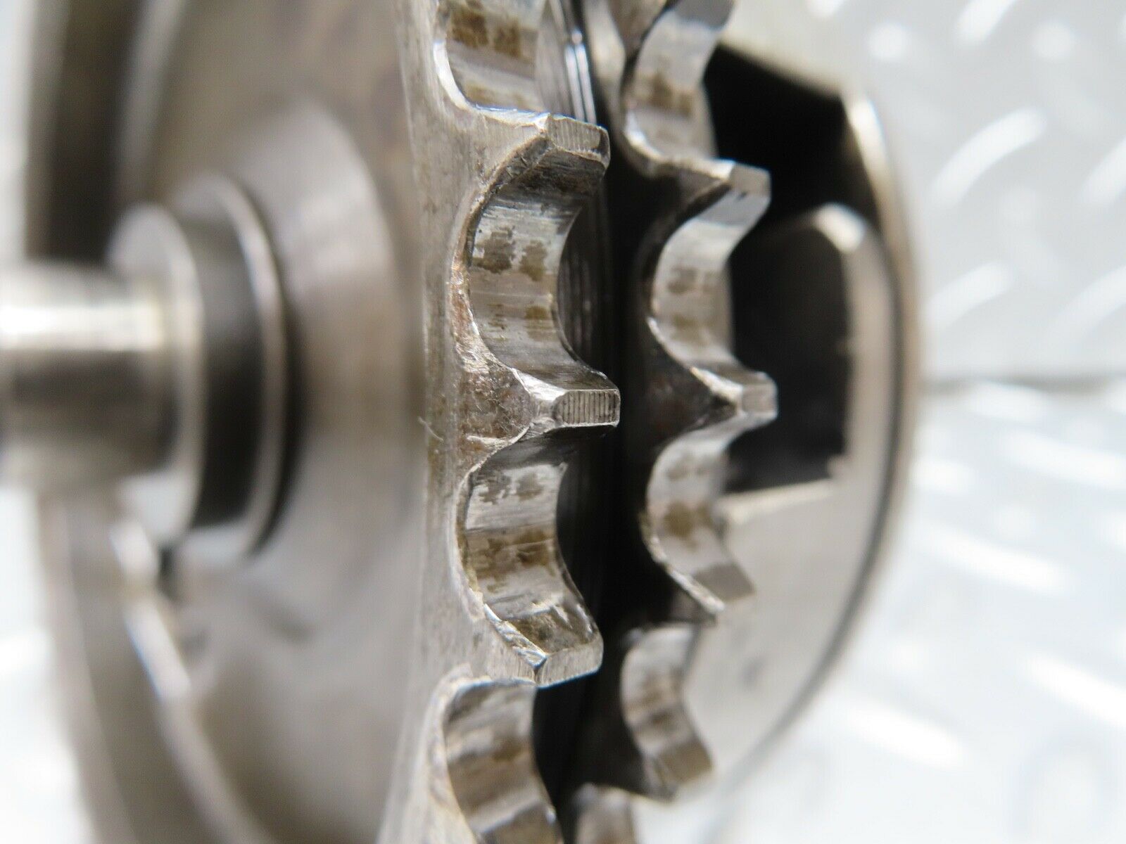 19107 Mercedes-Benz W123 300D Injection Pump Intermediate Timing Gear Shaft