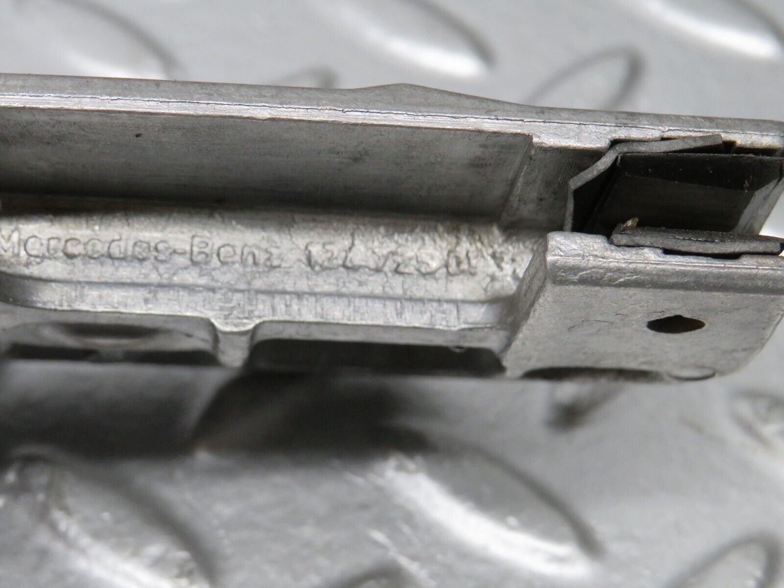 39728 Mercedes-Benz R129 320SL Coupe Door Window Guide Bracket 1247250132 1247250232