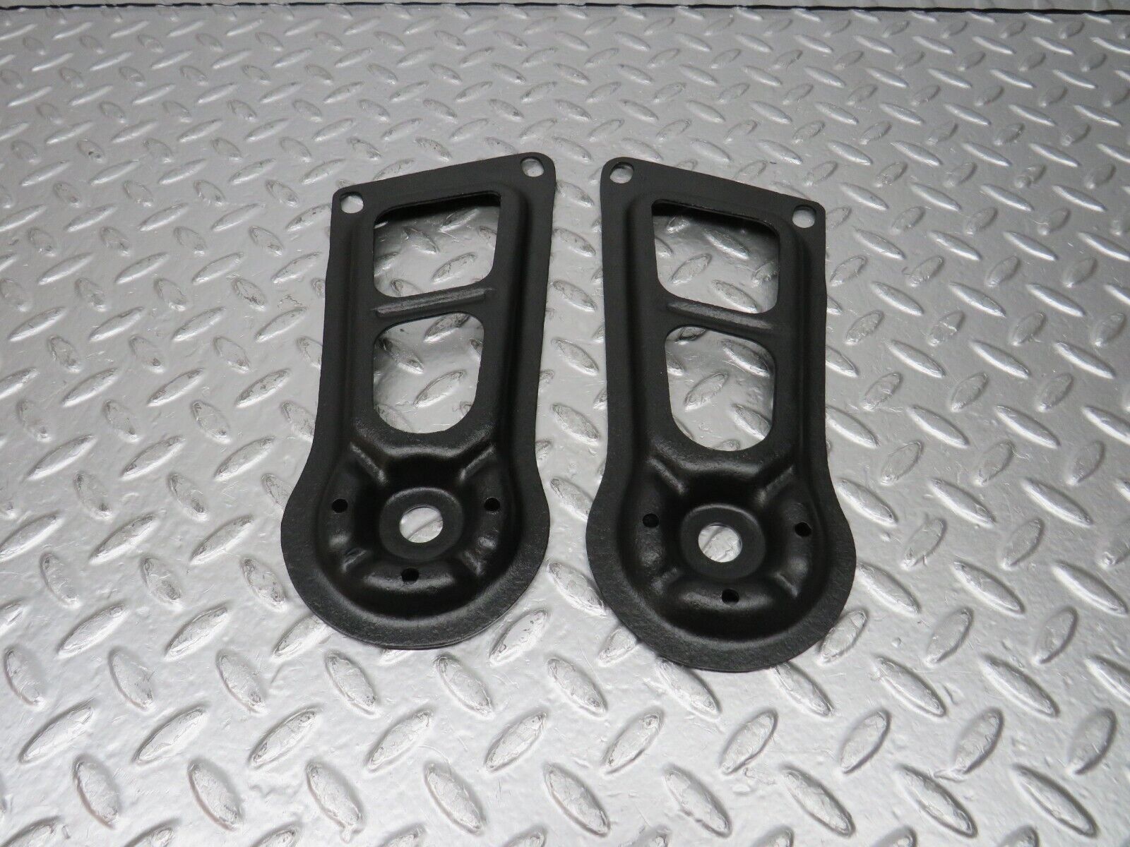 31122 Mercedes-Benz W123 200D Rear Suspension Axle Mounting Bracket