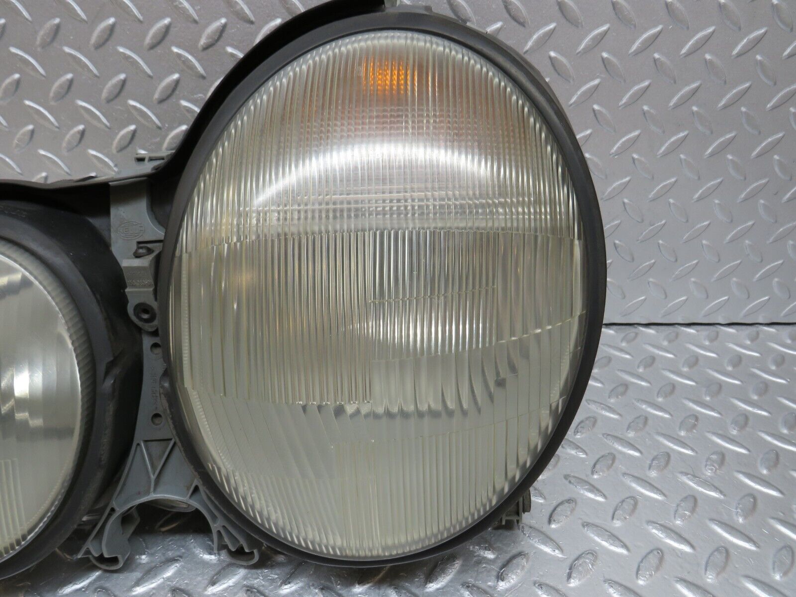 34849 Mercedes-Benz W210 320E Headlight Hella Left Side 15060700 2088000175