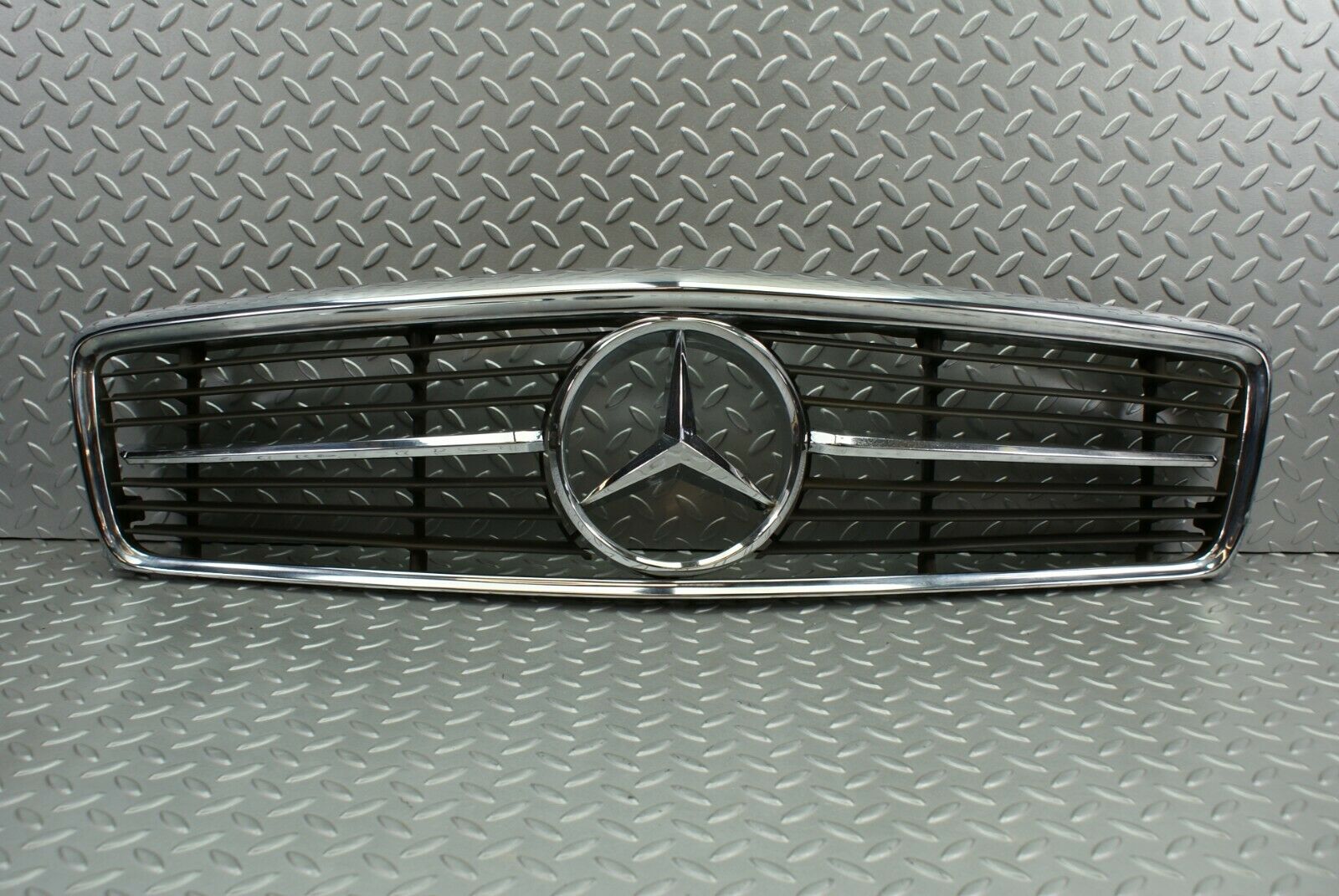 2711 Mercedes-Benz C107 350SLC Coupe Coupe Bonnet Grill Chrome