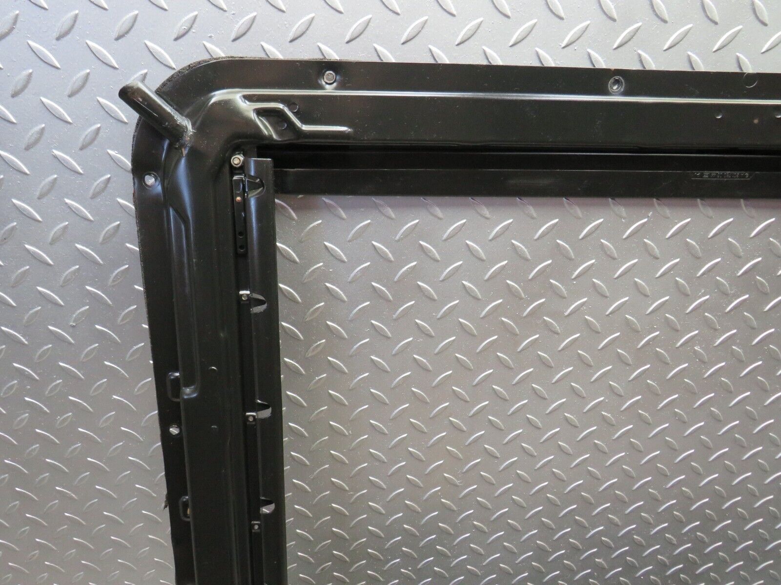 27728 Mercedes-Benz S124 300TE Wagon Power Sunroof Frame Automatic