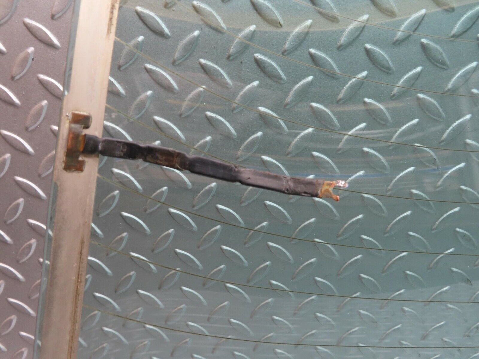 13539 Mercedes-Benz W123 200 Rear Heated Windscreen Glass