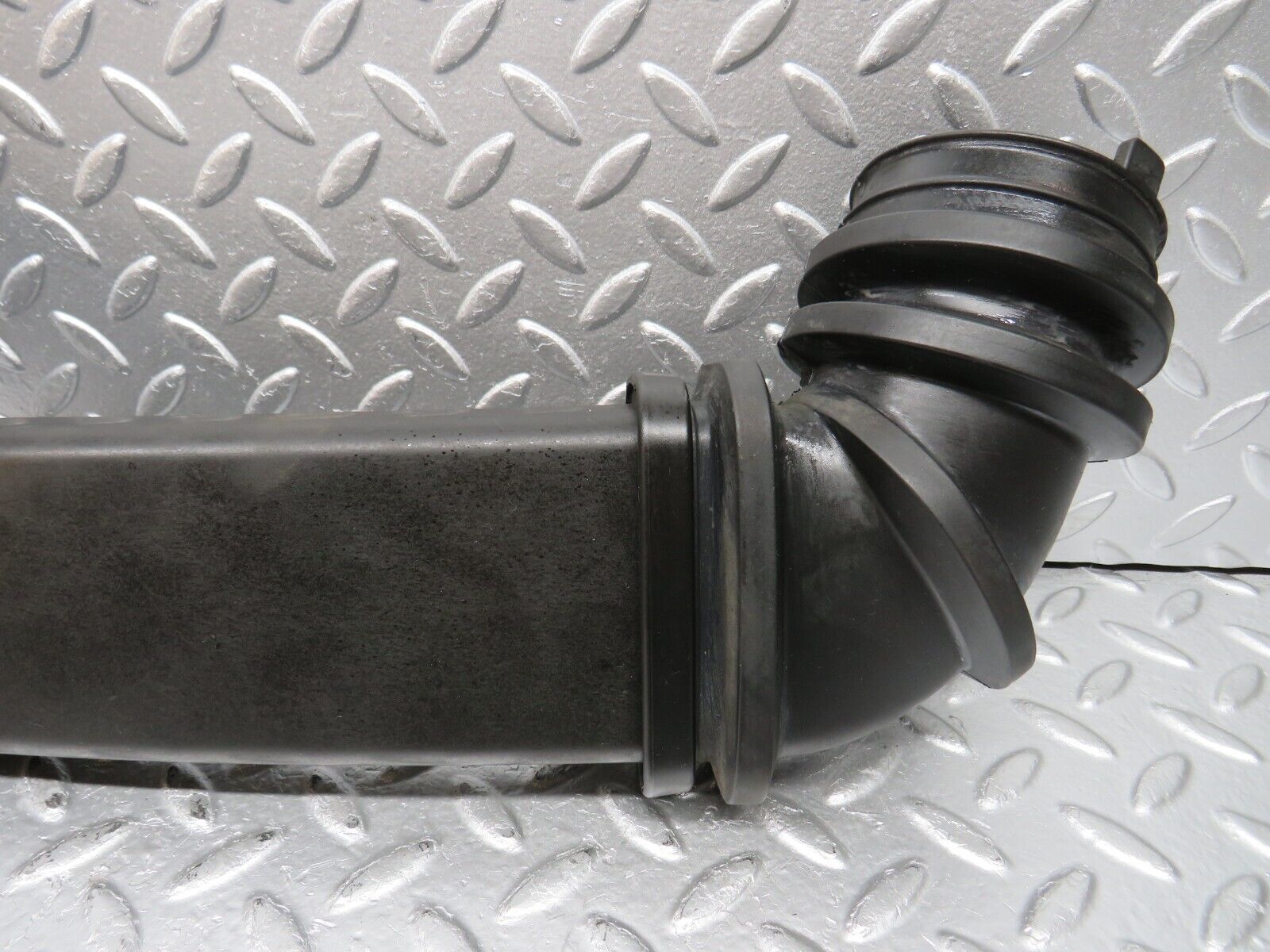 31200 Mercedes-Benz S124 220TE Wagon Air Intake Pipe 1141400012 1110940091