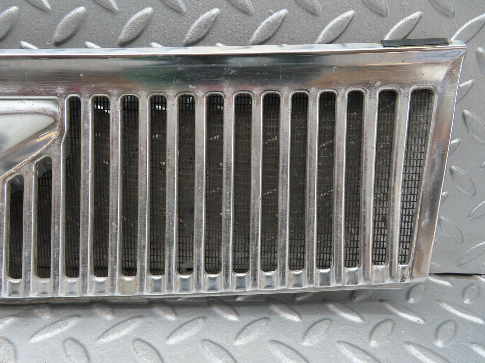 14208 Mercedes-Benz W116 350SE Air Intake Chrome Grill