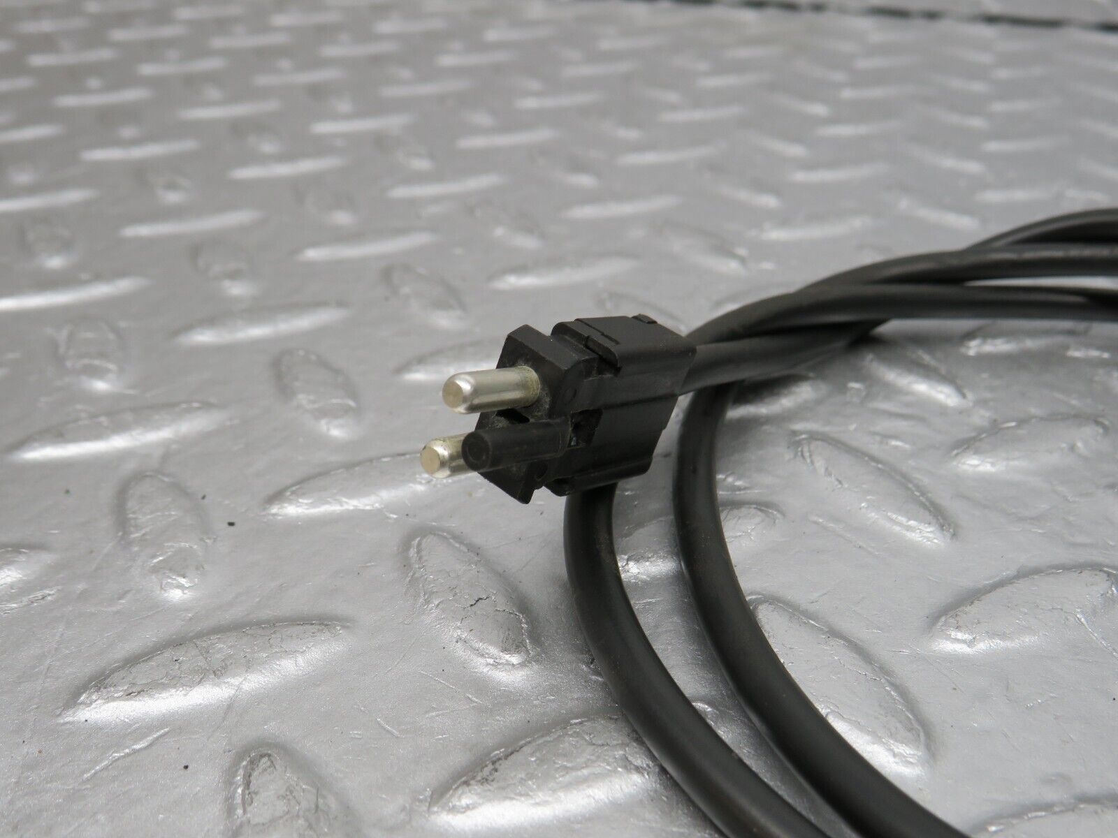 38031 Mercedes-Benz A124 320E Cabriolet Front Wing Indicator Wire