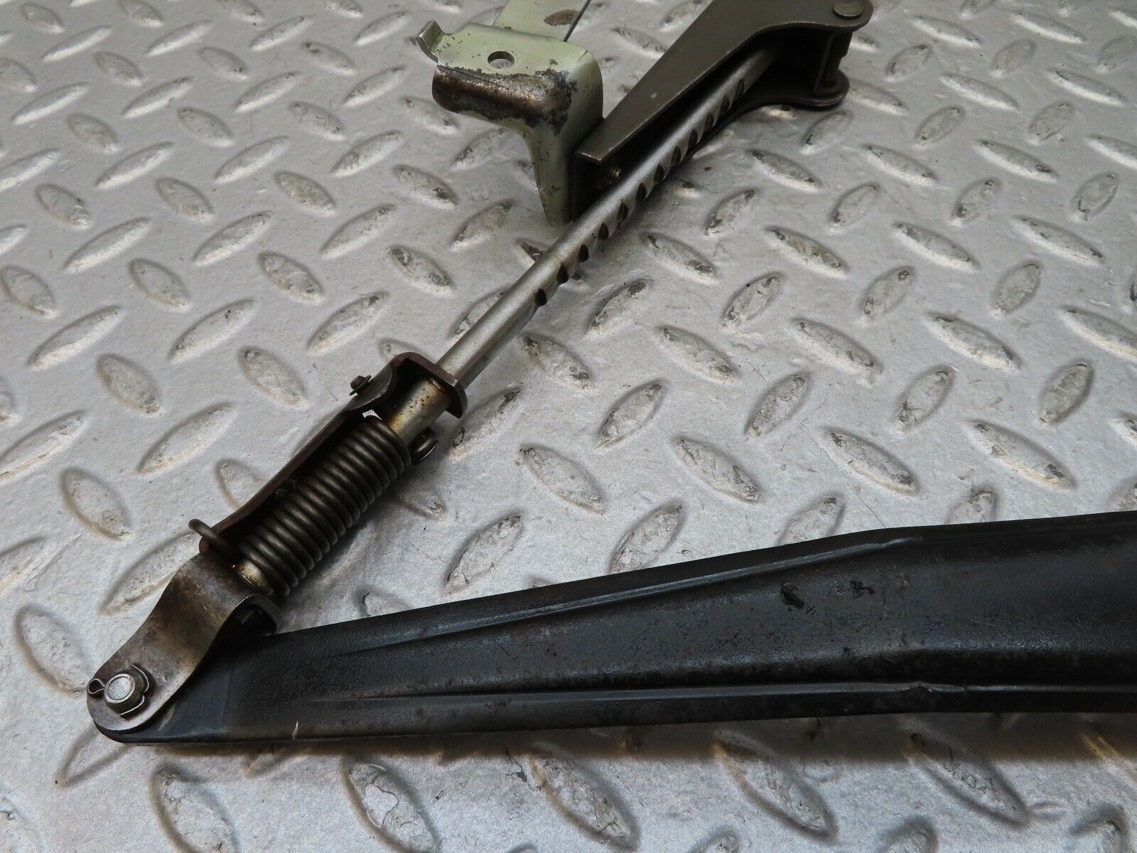 17036 Mercedes-Benz C123 280CE Coupe Handbrake Regulator