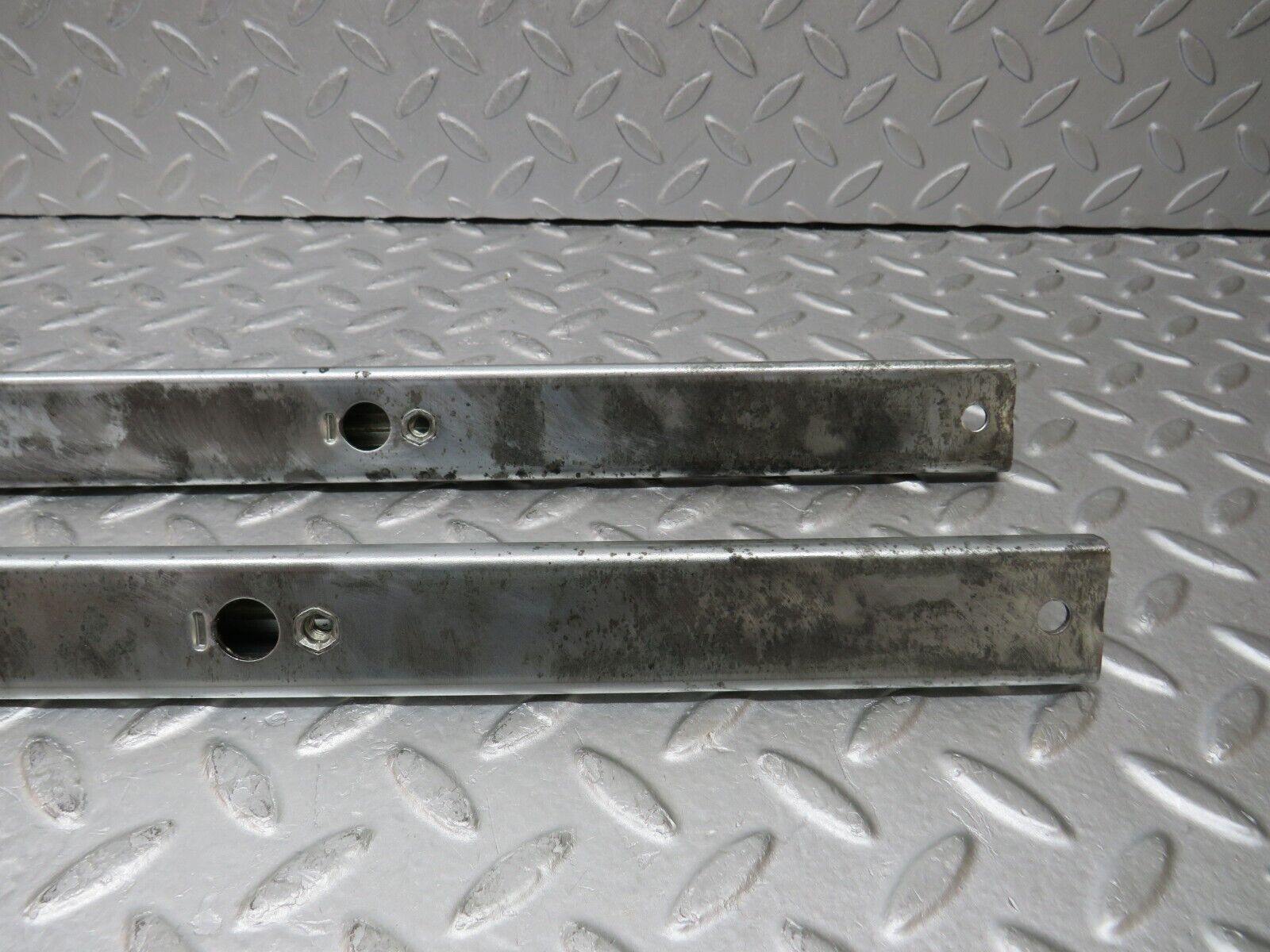 37082 Mercedes-Benz C126 420SEC Coupe Front Right Seat Rail Pair