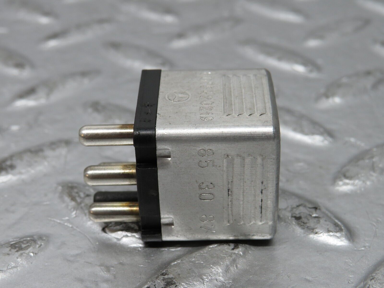 32055 Mercedes-Benz W123 230E Multi Purpose Relay 0015420219