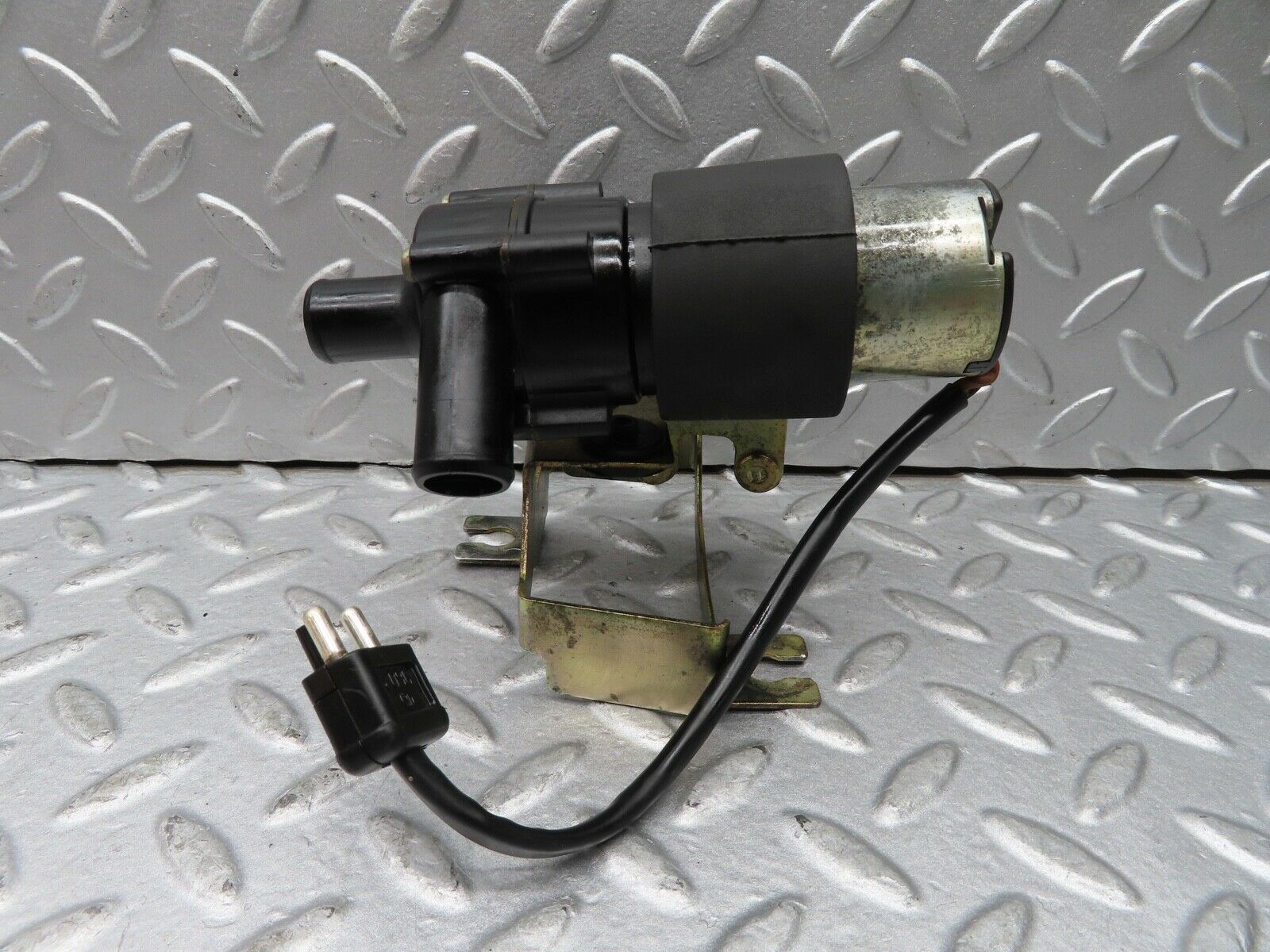 17269 Mercedes-Benz R129 300SL Coupe Heating Water Pump 0018351064