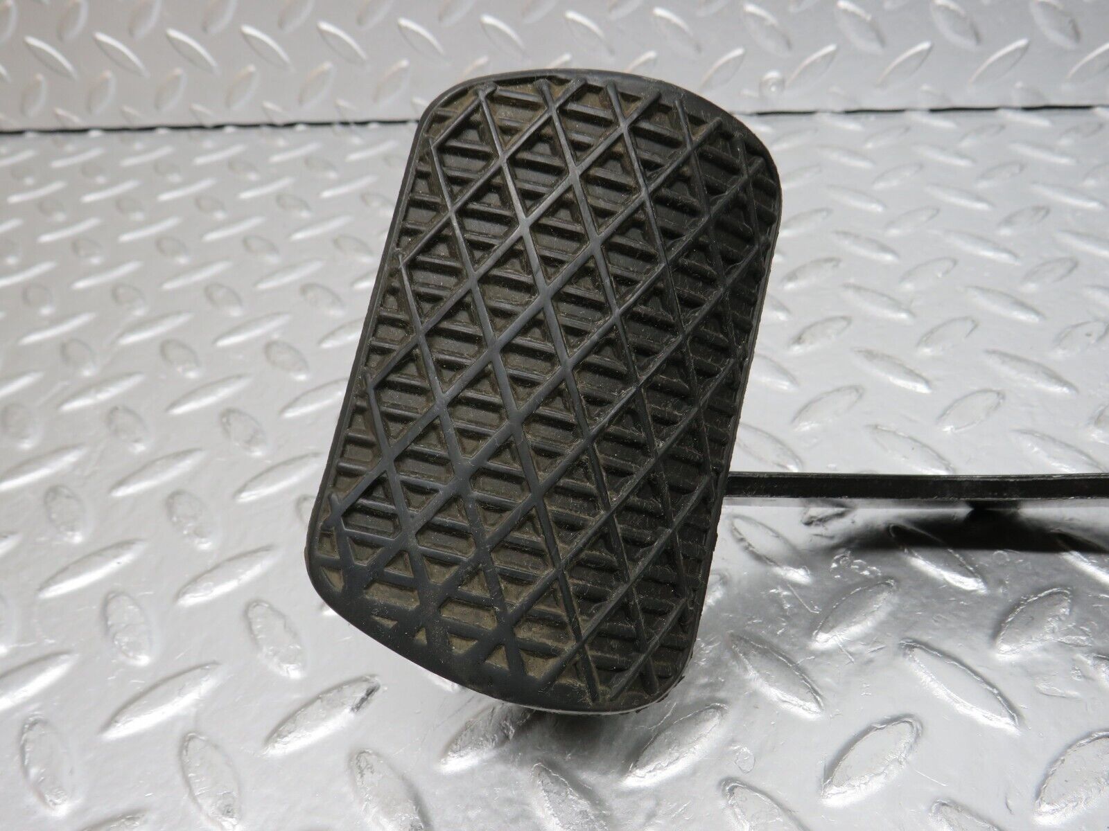 30368 Mercedes-Benz W124 230E Brake Pedal 1232910082