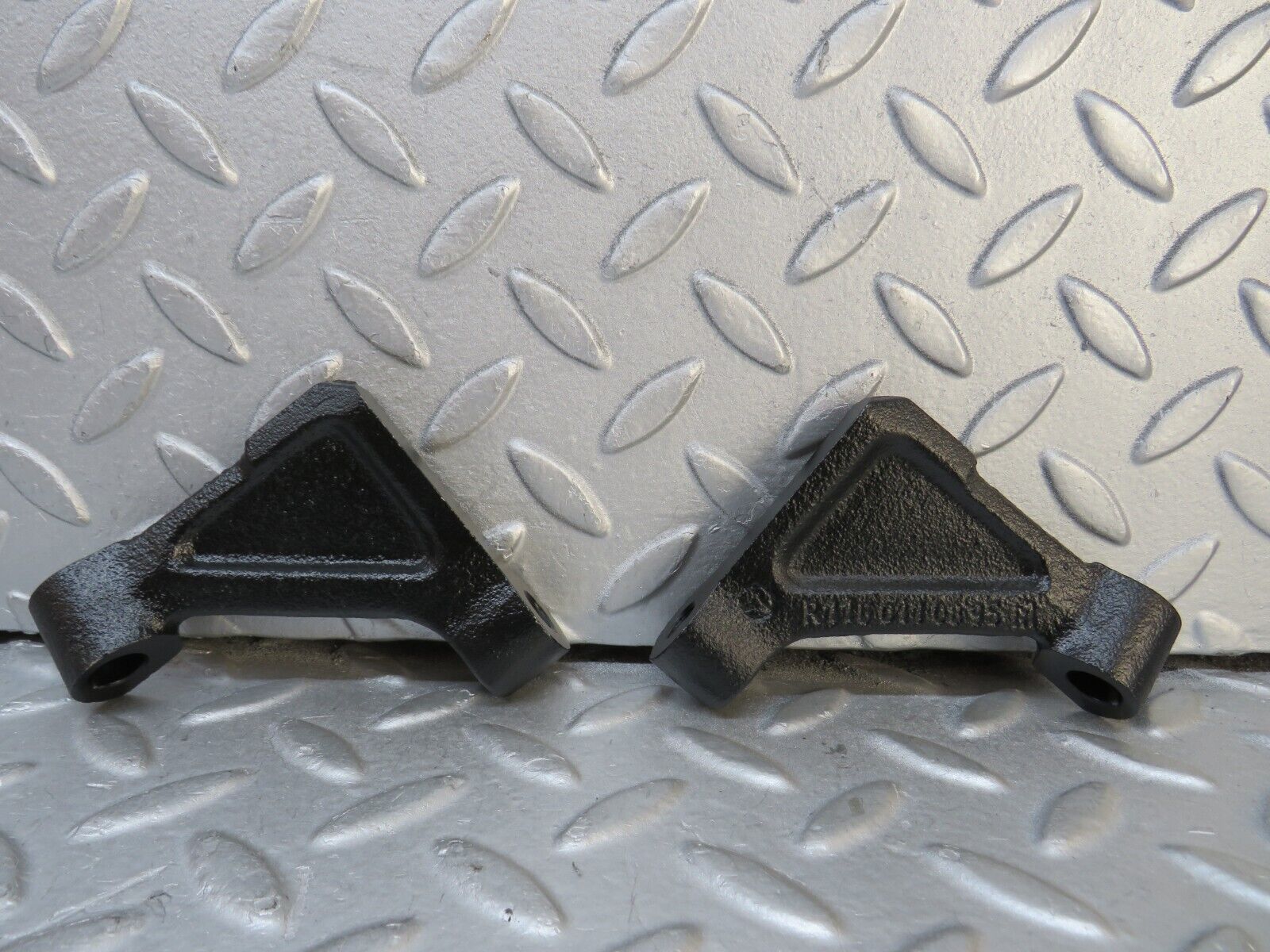 37656 Mercedes-Benz W109 300SEL Engine Mount Bracket 1160110995 1160110895