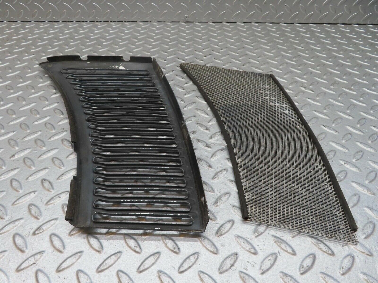 13919 Mercedes-Benz C107 280SLC Air Intake Grill Right Side