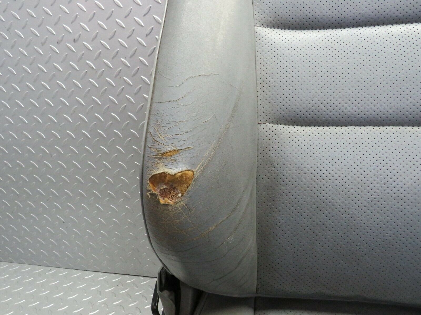 22382 Mercedes-Benz C124 E220 Coupe Front Right Seat Leather Grey 1249102350