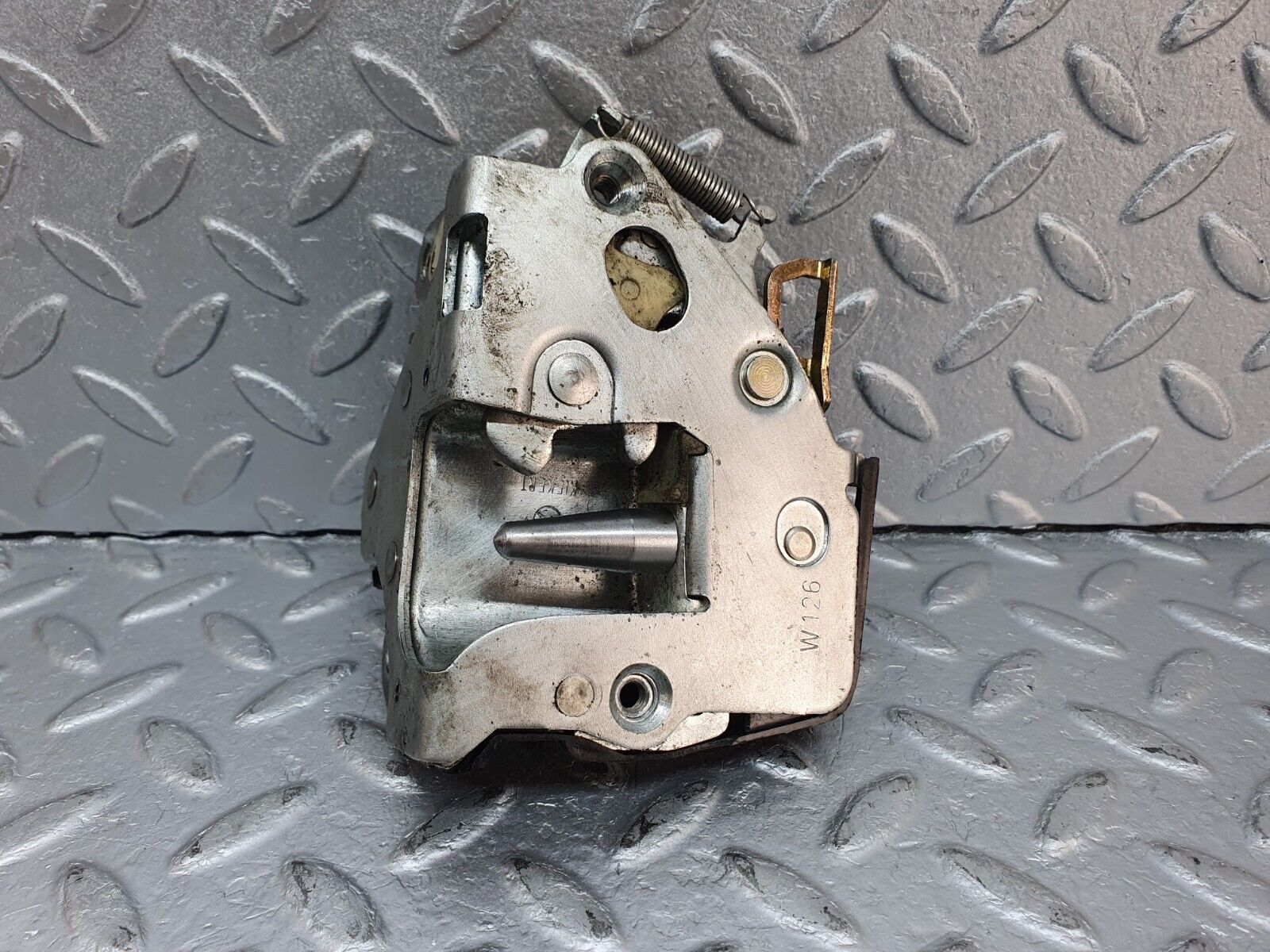 41072 Mercedes-Benz W126 300SE Front Left Door Lock Mechanism 1237230108