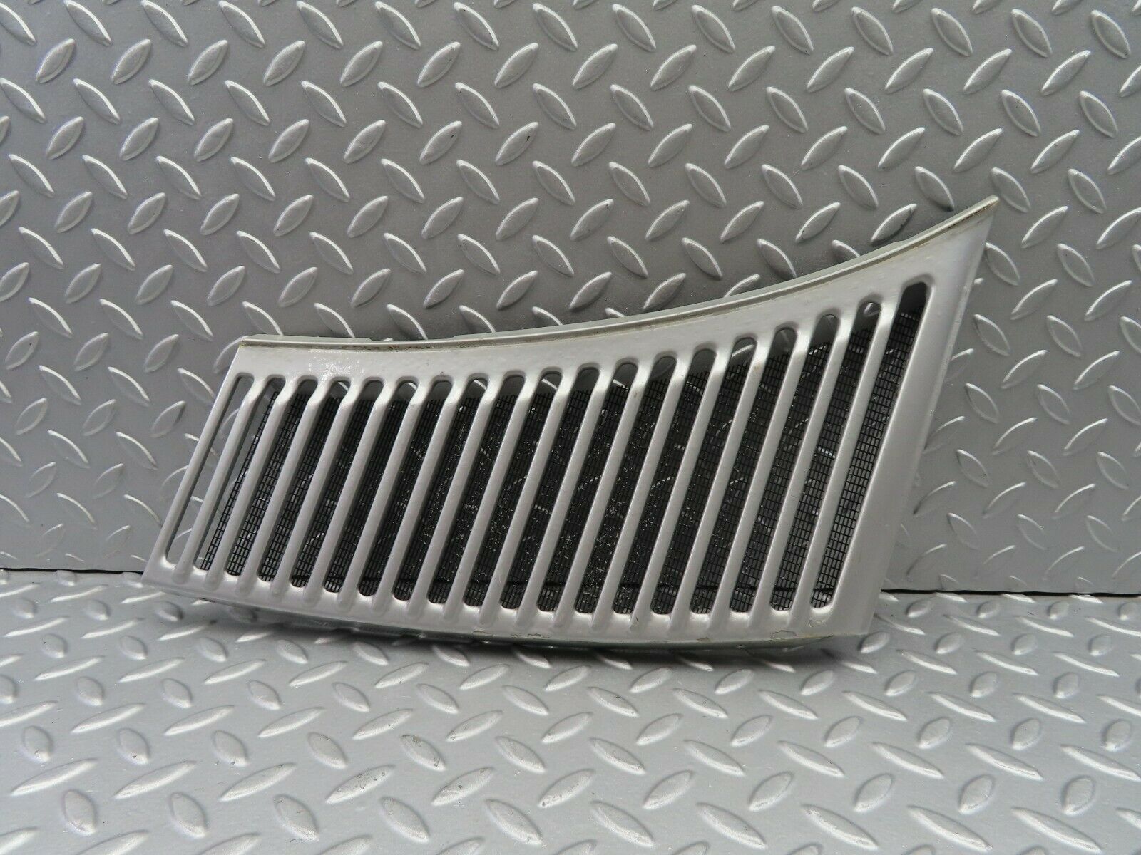 6886 Mercedes-Benz C107 350SLC Coupe Air Intake Grill Left Side