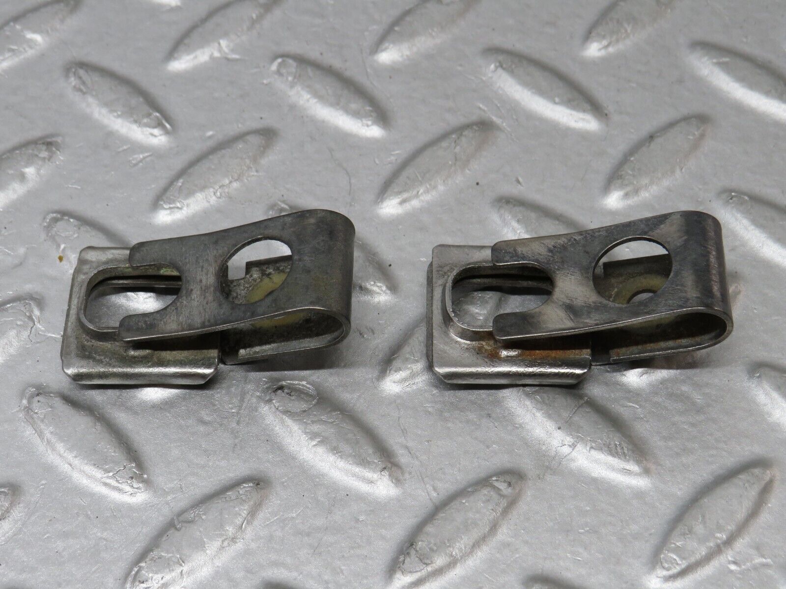 36243 Mercedes-Benz W126 420SE Fuel Injector Bracket 2x