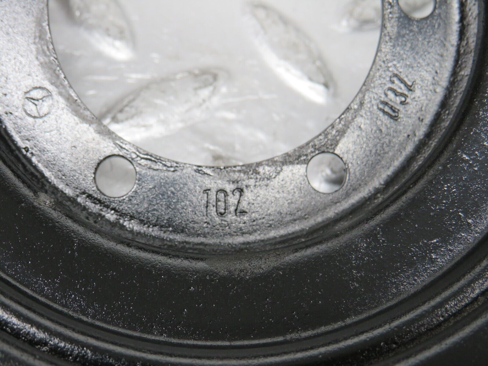 29880 Mercedes-Benz W123 230E Crankshaft Pulley 1020320404