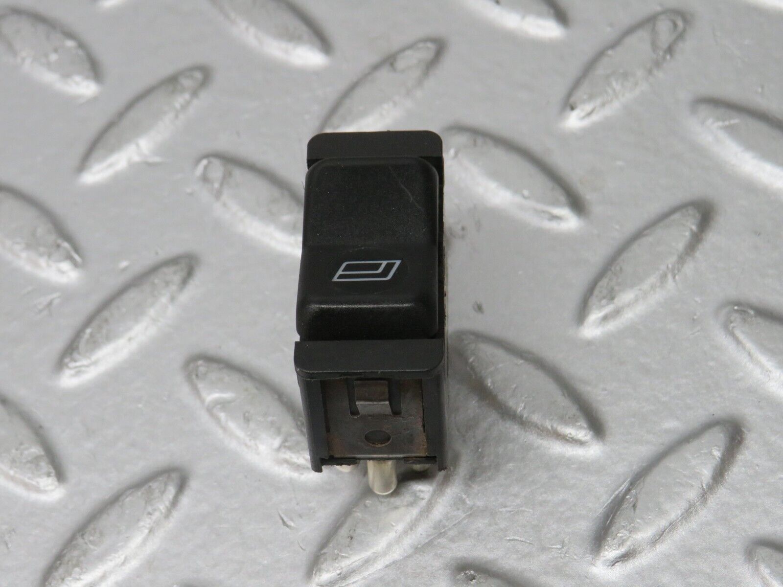 32209 Mercedes-Benz W123 230E Rear Right Electric Window Switch 0008208410